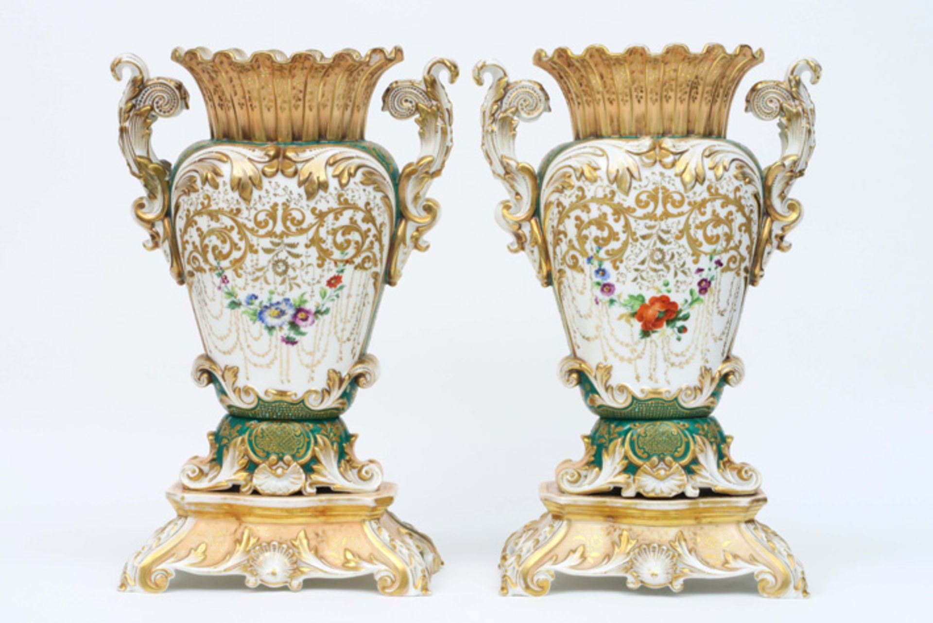 pair of antique vases, each on a base, in painted porcelain from Paris||Paar antieke vazen op voet i - Bild 3 aus 4