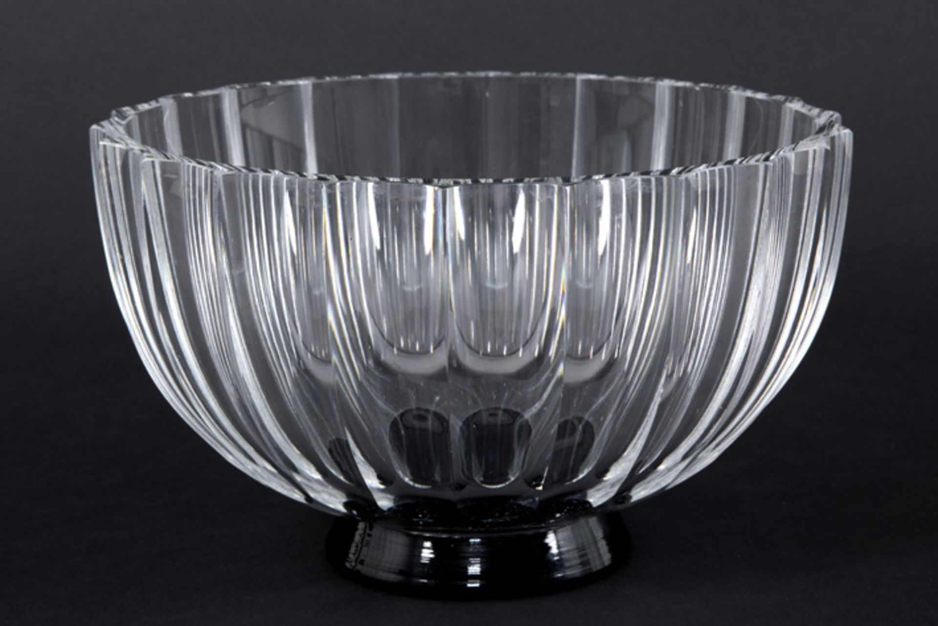 Vicke Lindstrand Orrefors Art Deco-bowl in clear crystal glass on a black glass base - marked and - Image 2 of 4