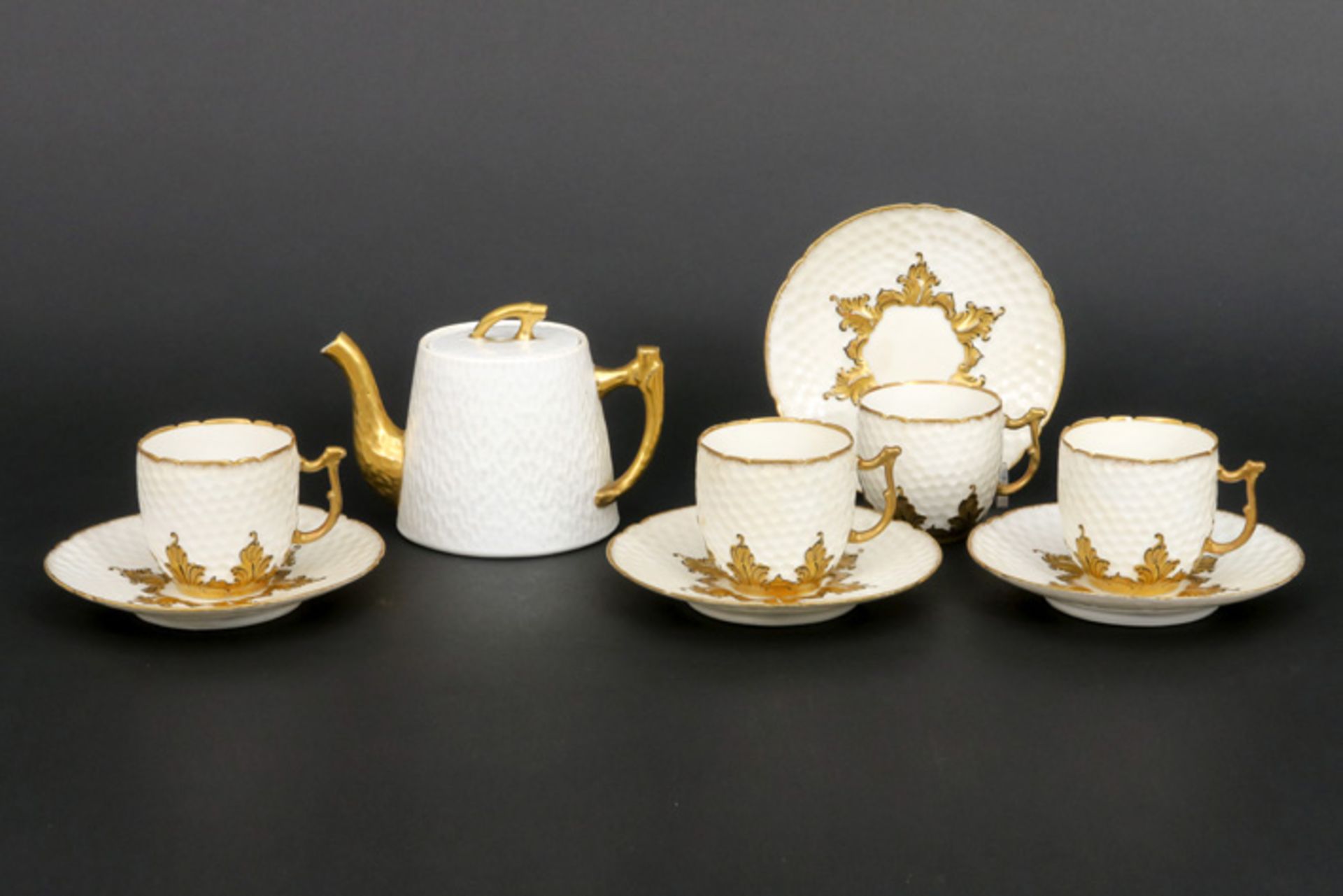 children's tea set in porcelain with gold leaf||Kindertheeserviesje in porselein met goudblad