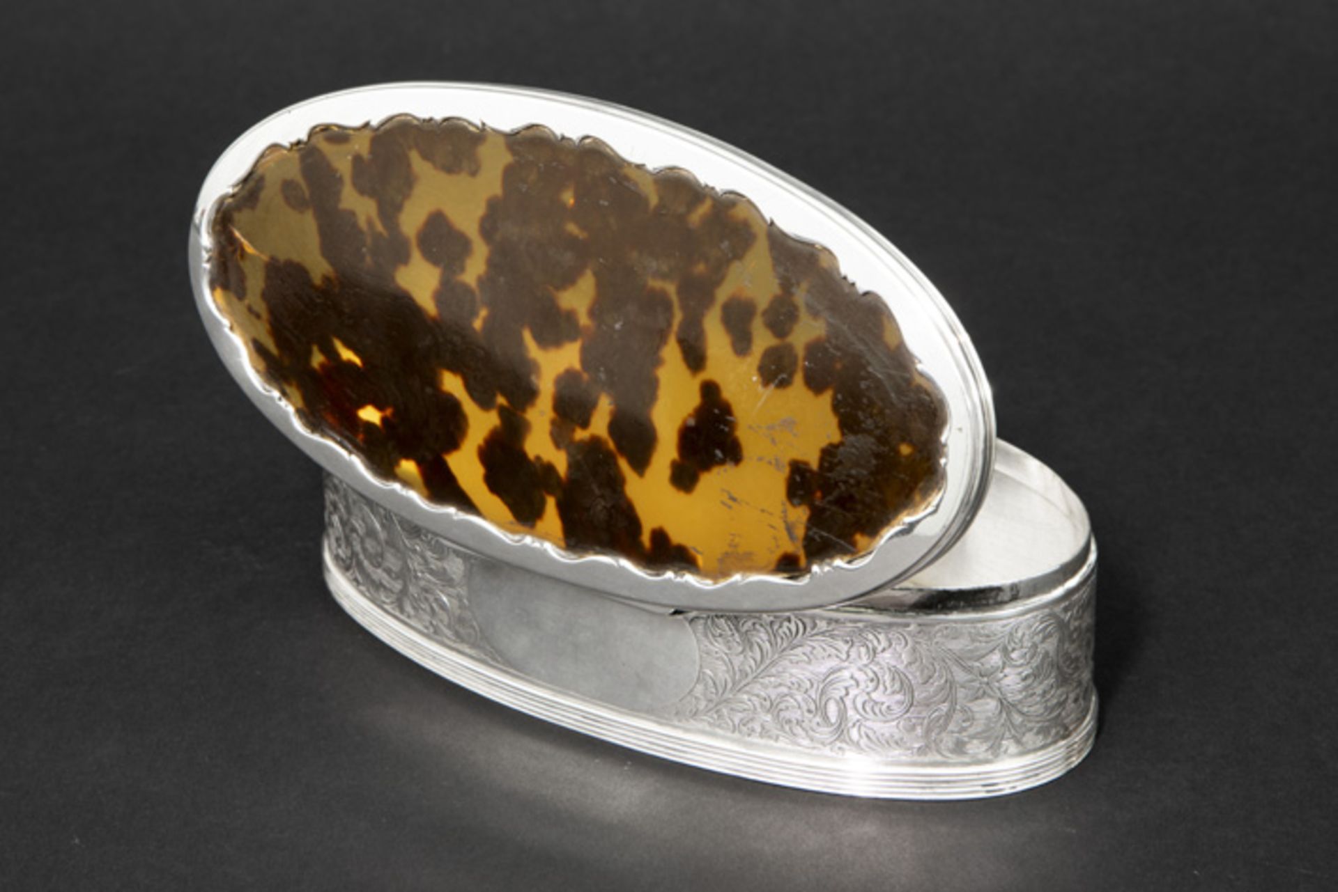 antique oval box in silver and tortoiseshell||Antieke ovale doos in massief zilver met een deksel - Image 3 of 4