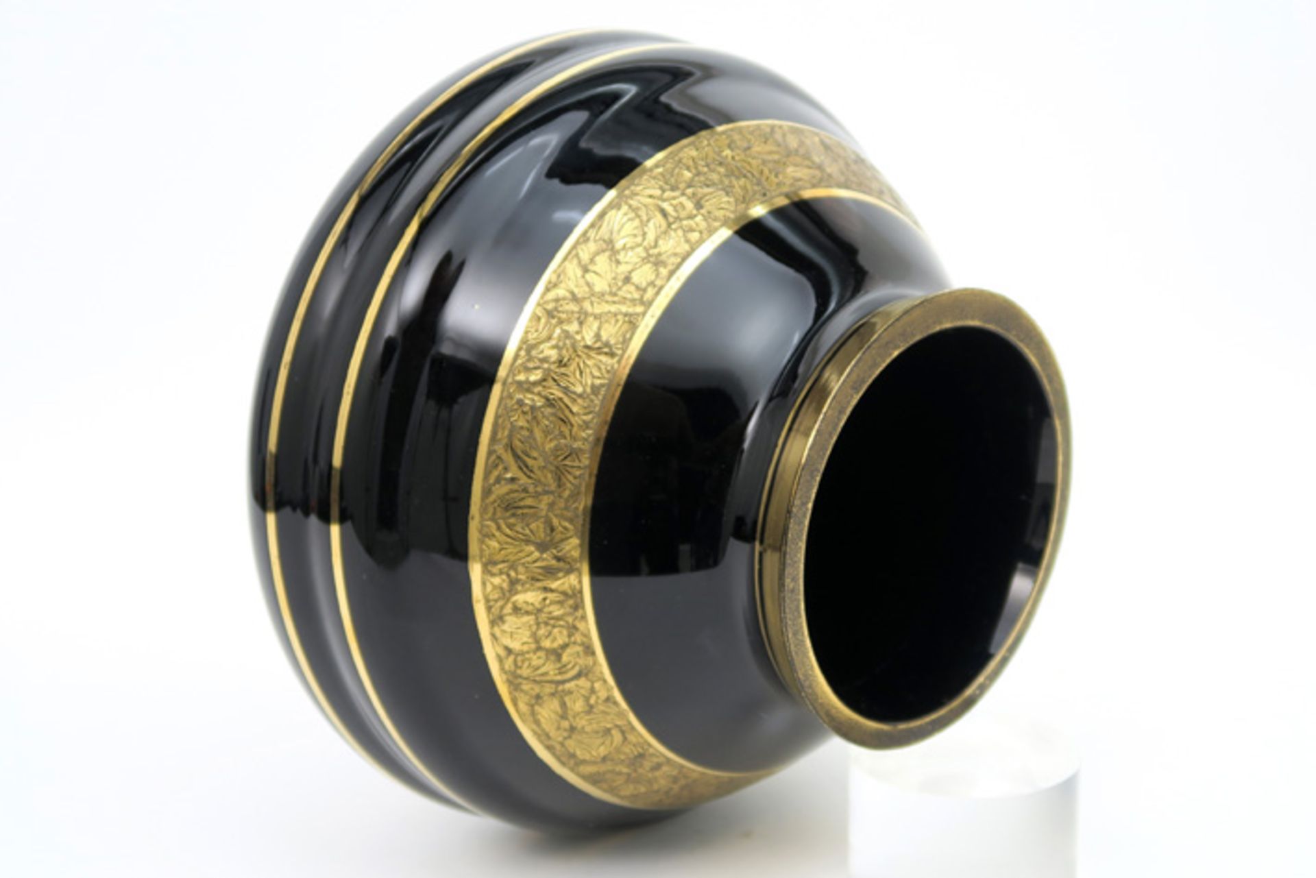 Belgian Art Deco vase in typical black glass from Boom with a gold decor||Belgische Art Deco-vaas in - Image 3 of 3