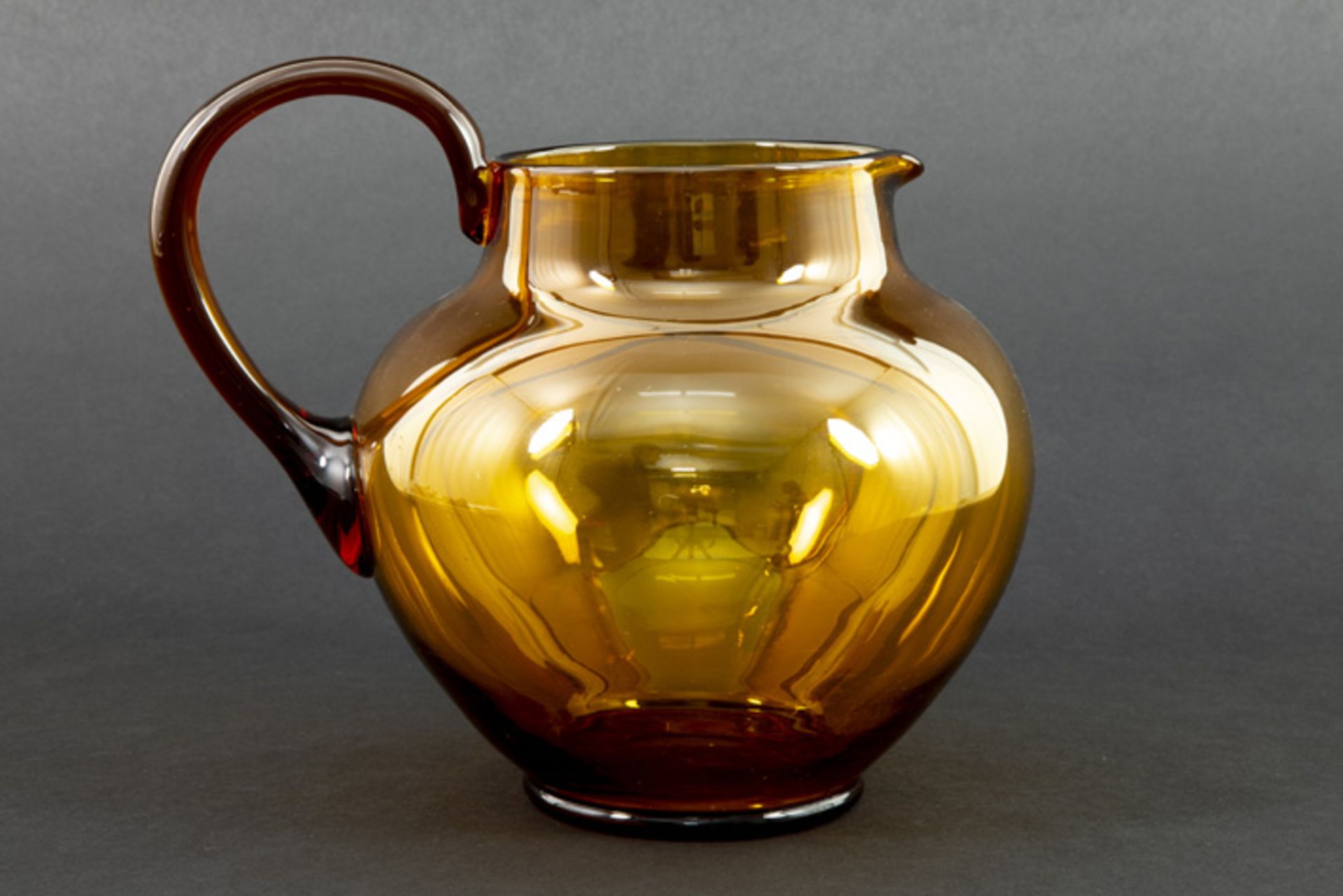 early 20th Cent. Cornelis De Lorm decanter/pitcher (dd 1948) in amber coloured glass dd 1917/19 - - Image 2 of 3