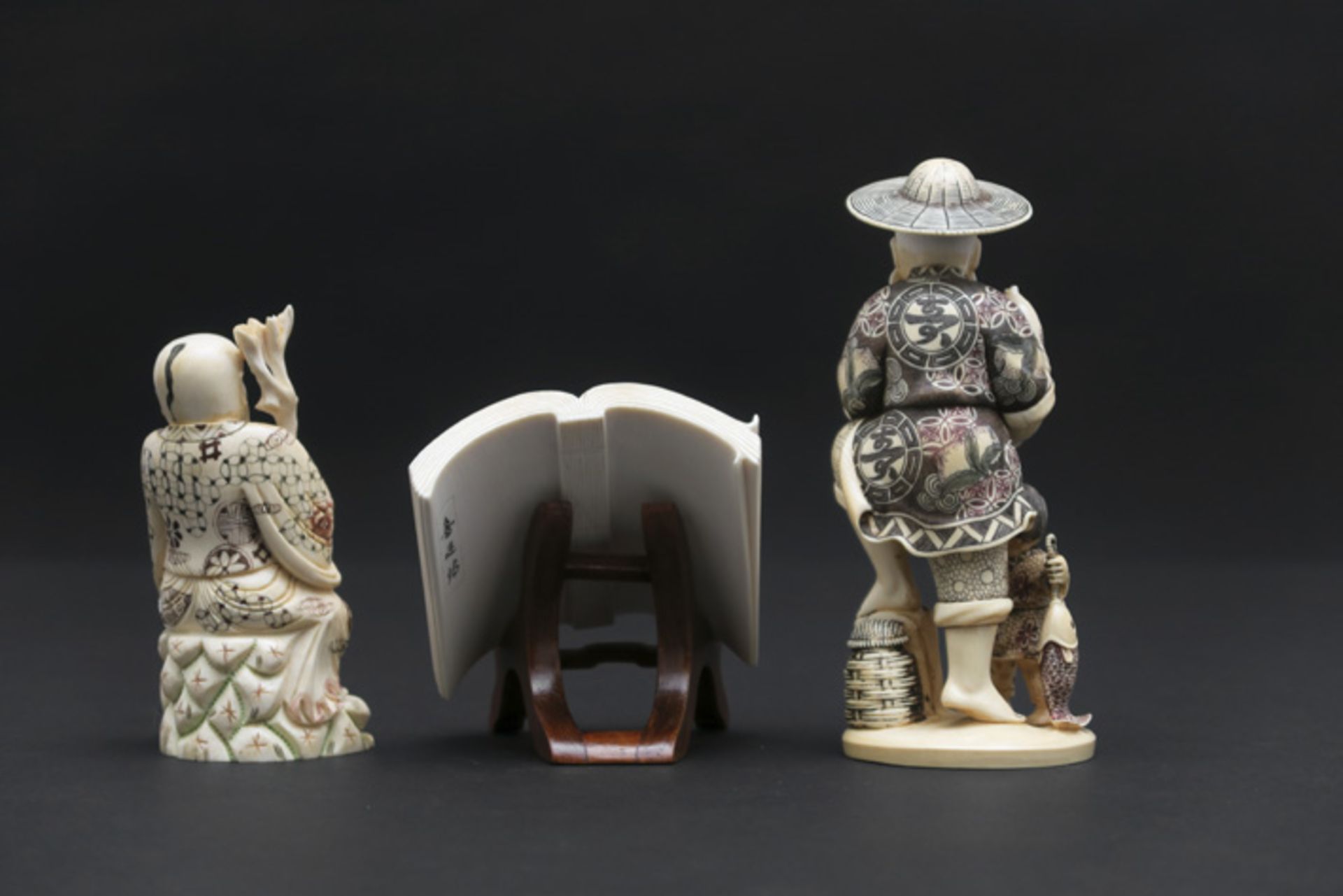 three Chinese ivory sculptures||Lot van drie Chinese sculpturen in ivoor - hoogtes : 8,5 tot 15 cm - - Image 3 of 5