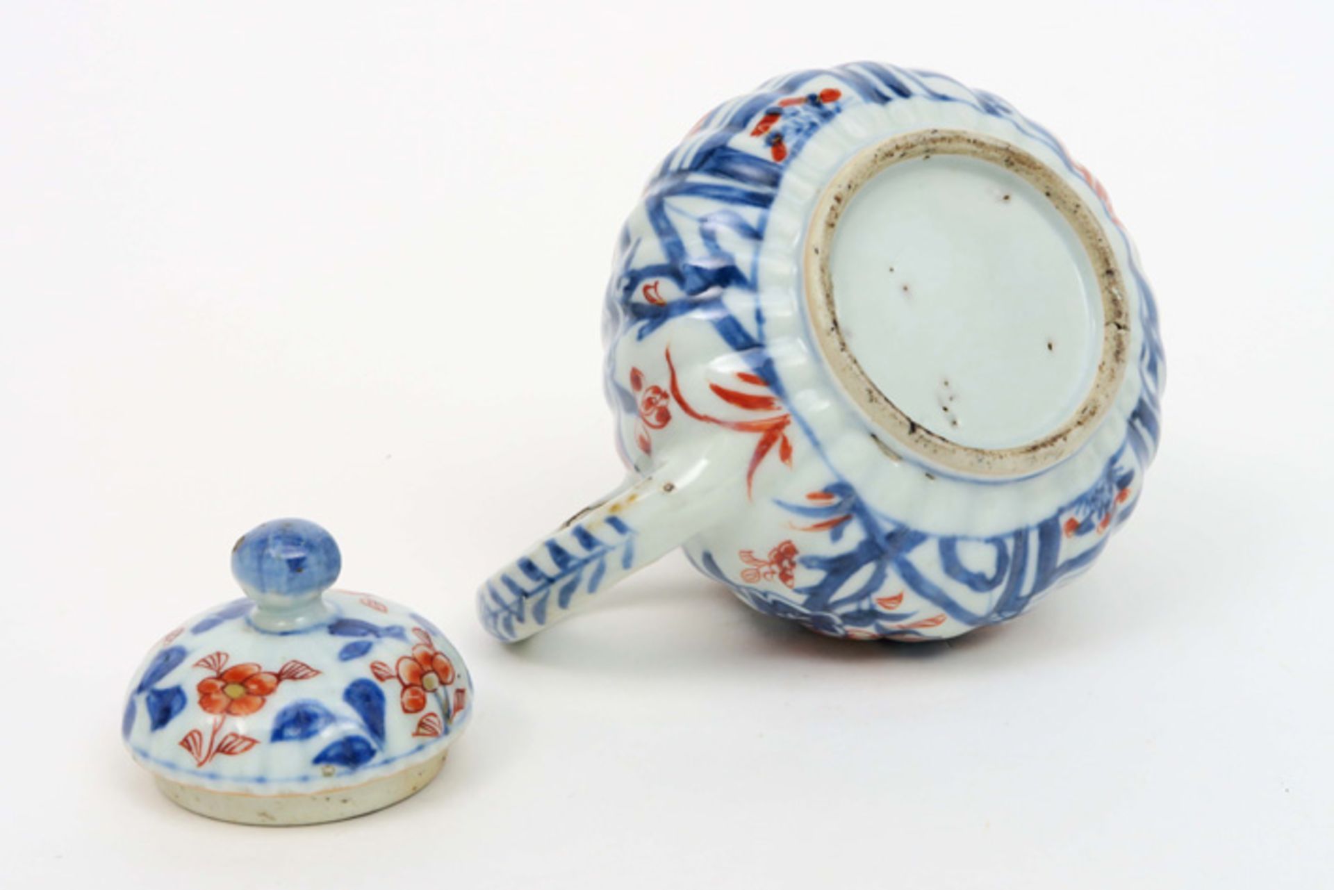 18th Cent. Chinese lidded tea pot in porcelain with an Imari flowers decor||Achttiende eeuwse - Image 4 of 4