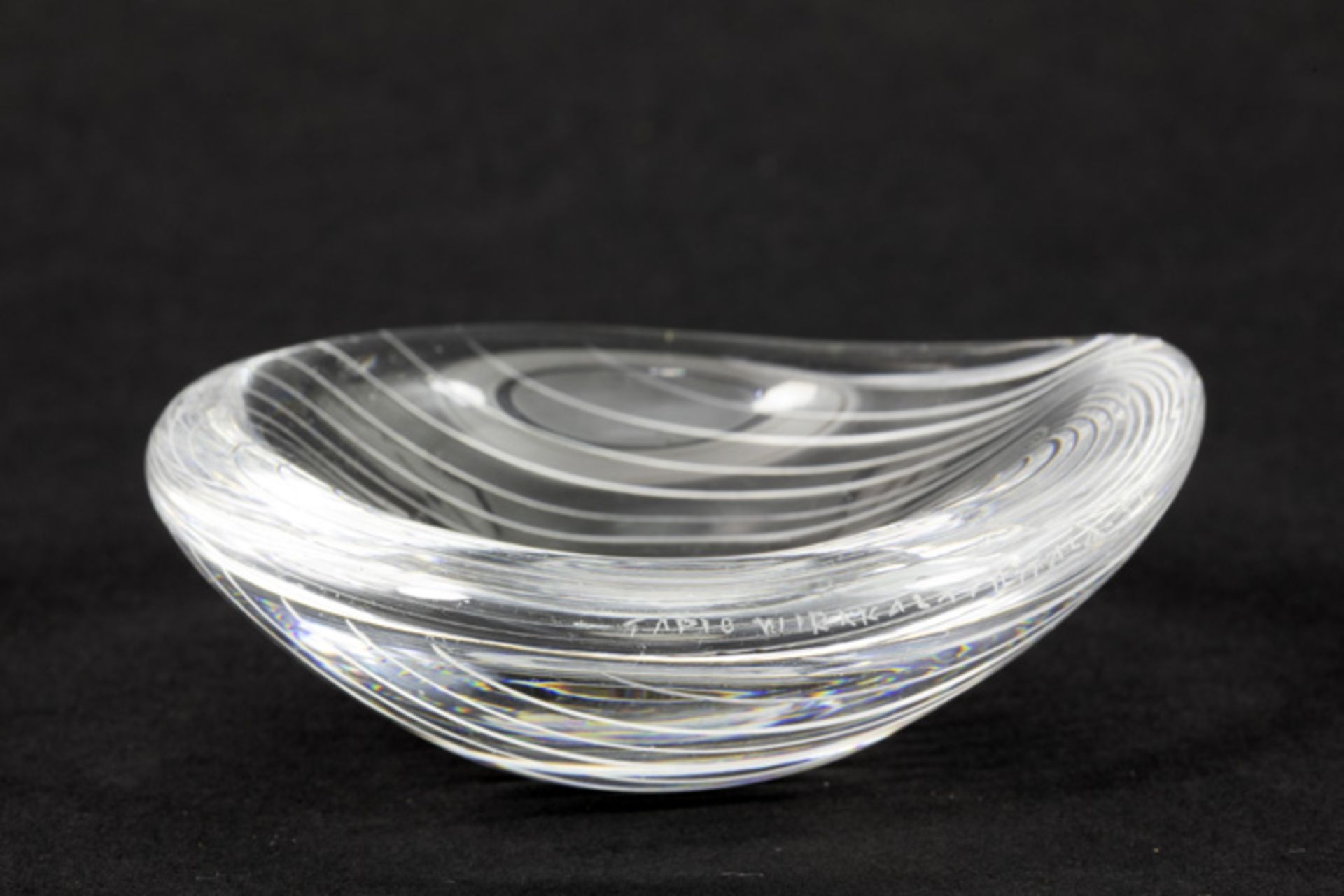 two small Tapio Wirkkala Iittala leafshaped bowls in comb-cut engraved glass - marked, signed and - Image 6 of 9