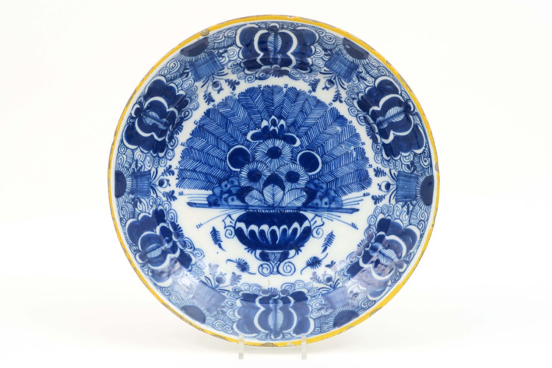large 18th Cent. dish in marked ceramic from Delft with a blue-white peacock tail decor||Grote