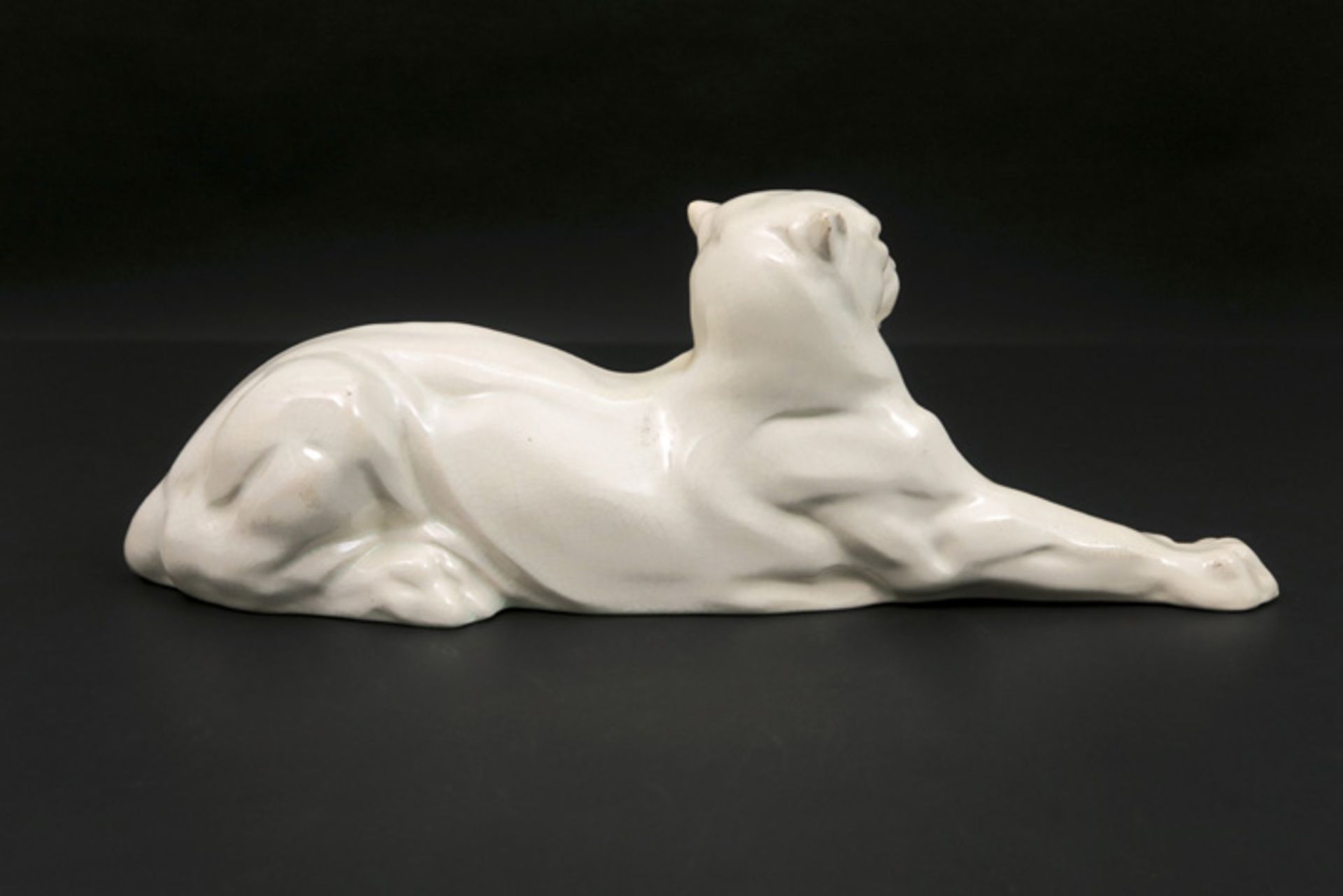 Art Deco "panther" sculpture in white ceramic with craqueled glaze||Art Deco-sculptuur in witte - Image 2 of 3