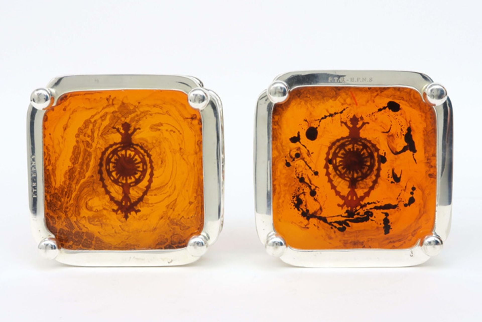 pair of F.T.R. marked bottle coasters in marked EPNS and resin||F.T.R. paar flessenonderzetters in - Image 3 of 3