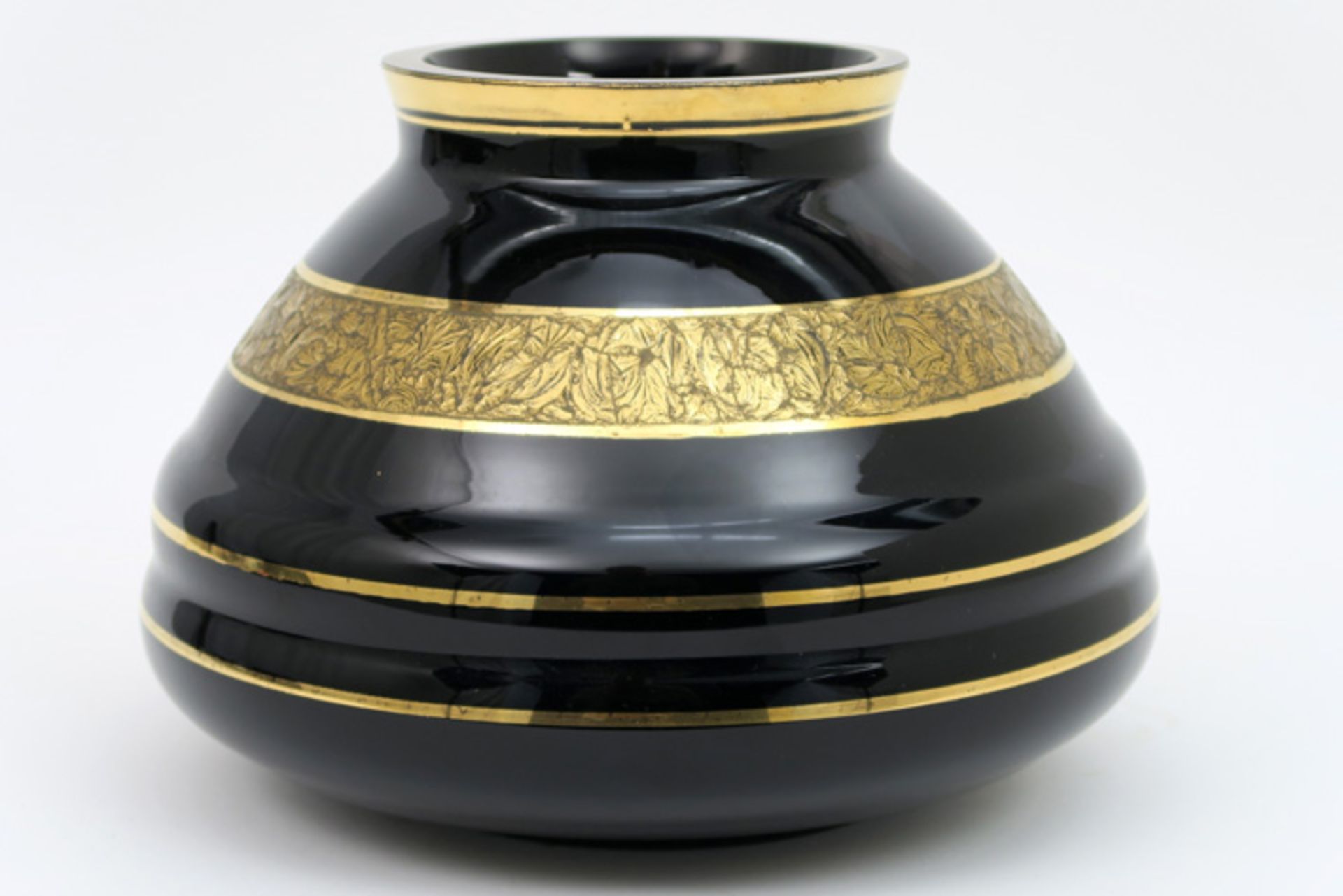 Belgian Art Deco vase in typical black glass from Boom with a gold decor||Belgische Art Deco-vaas in