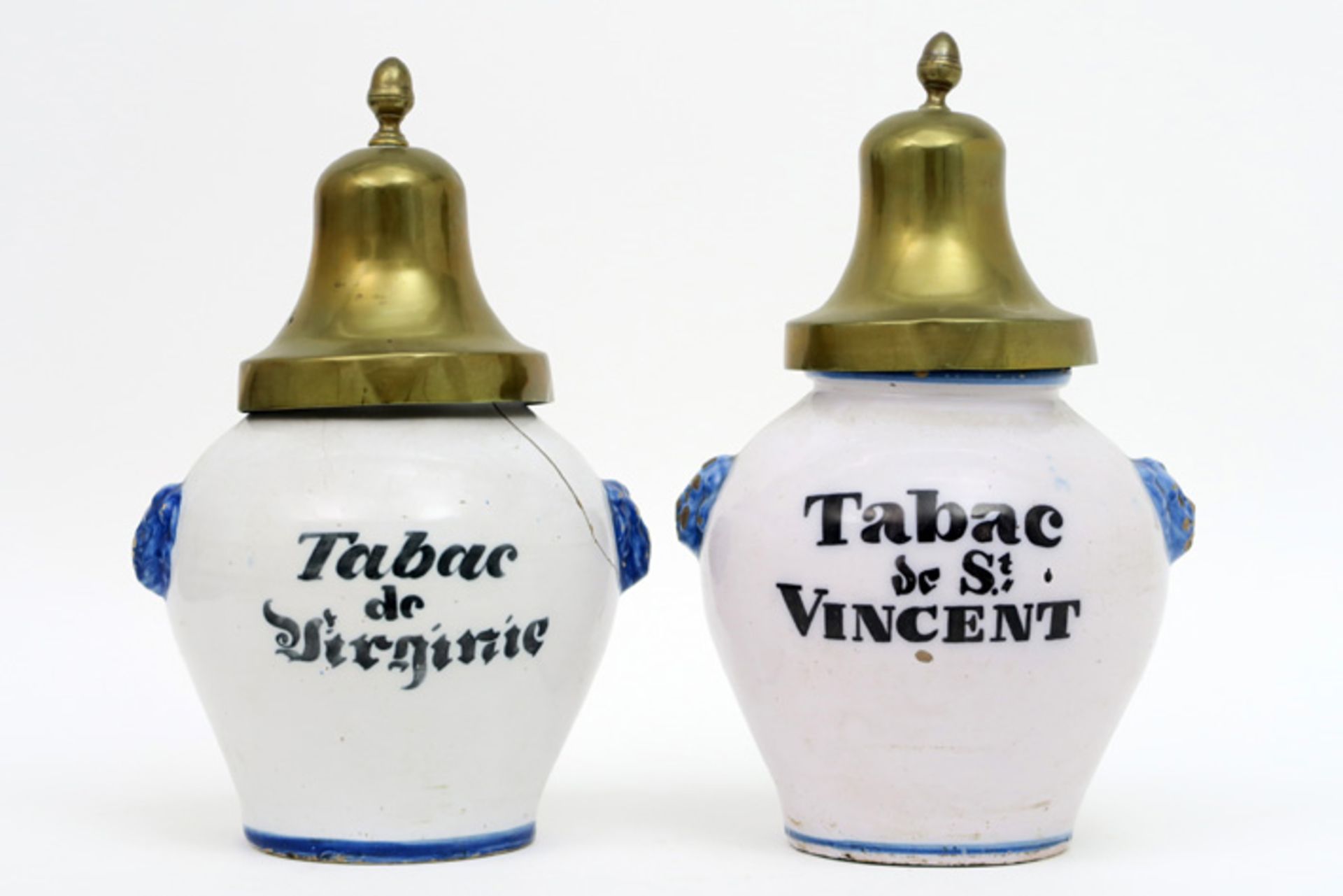 two antique ceramic tobacco jars each with a blue-white inscription||Lot van twee antieke tabakspott