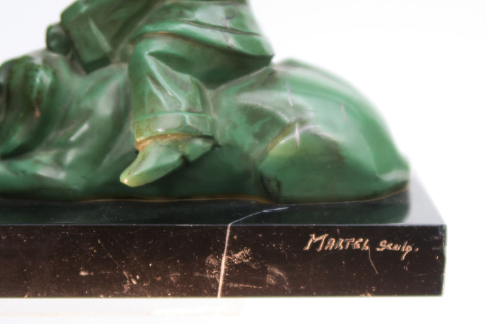 pair of "Martel" signed Art Deco book-ends in marmer each with a sculpture in metal with green - Bild 4 aus 4