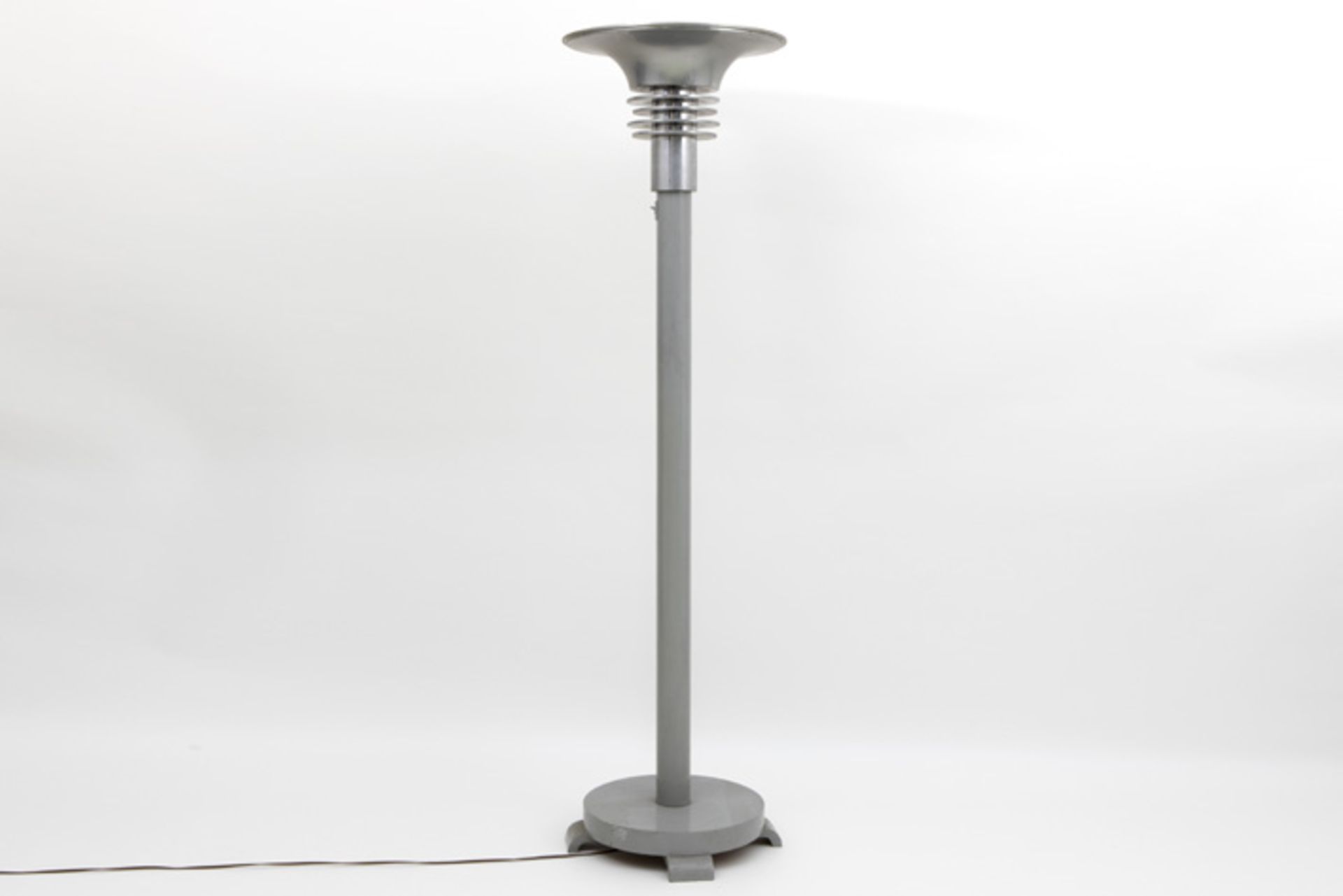 Art Deco lamp in partially painted partially chromed stand || Mooie staande Art Deco-lamp met