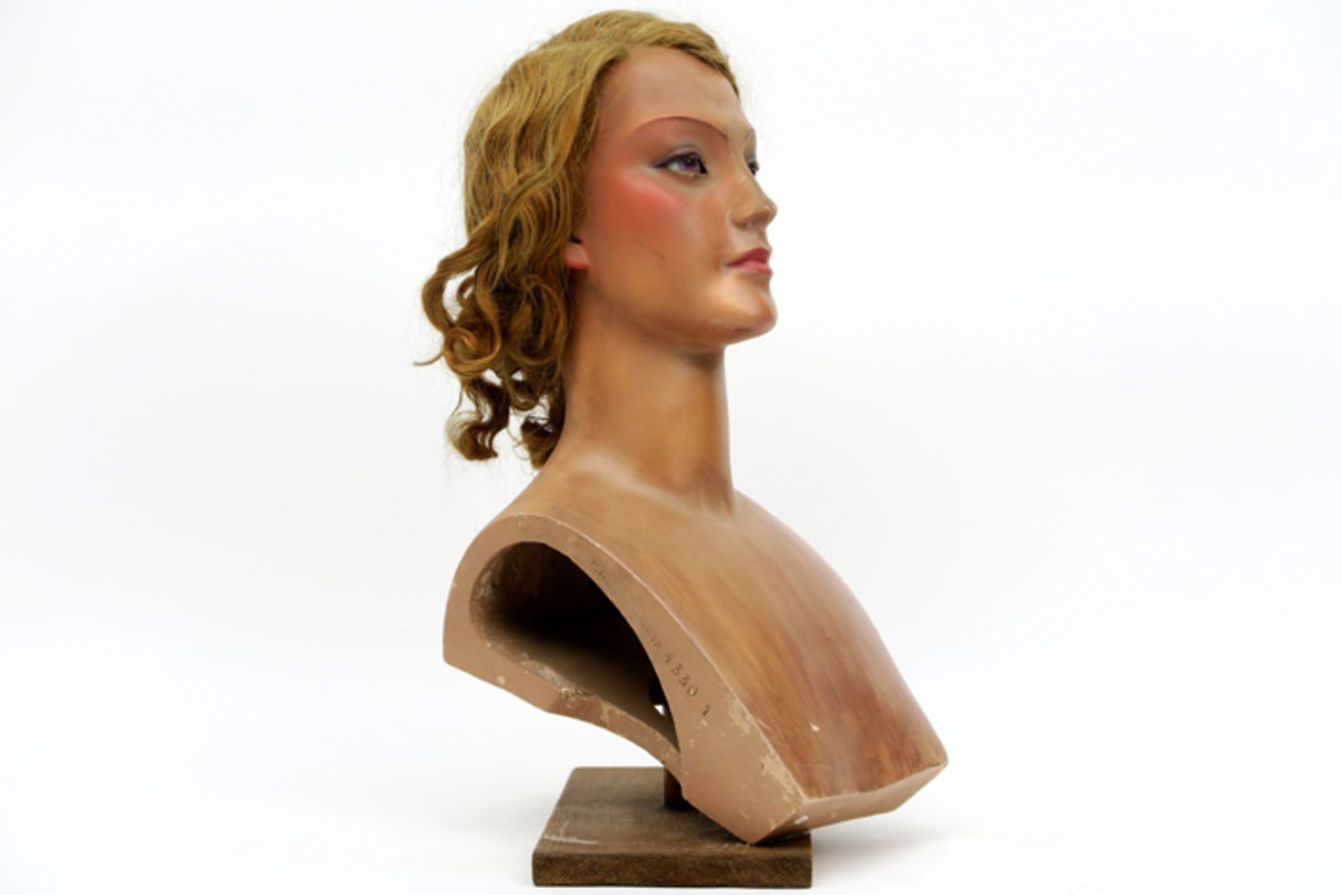 vintage shop window woman's bust with wig || Oude etalagepop in papier mâché : buste met - Image 2 of 5