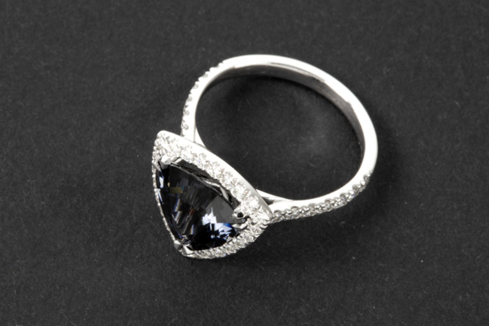 ring in white gold (18 carat) with a quite rare natural 3,29 carat black spinel surrounded by 0,69 - Image 2 of 3