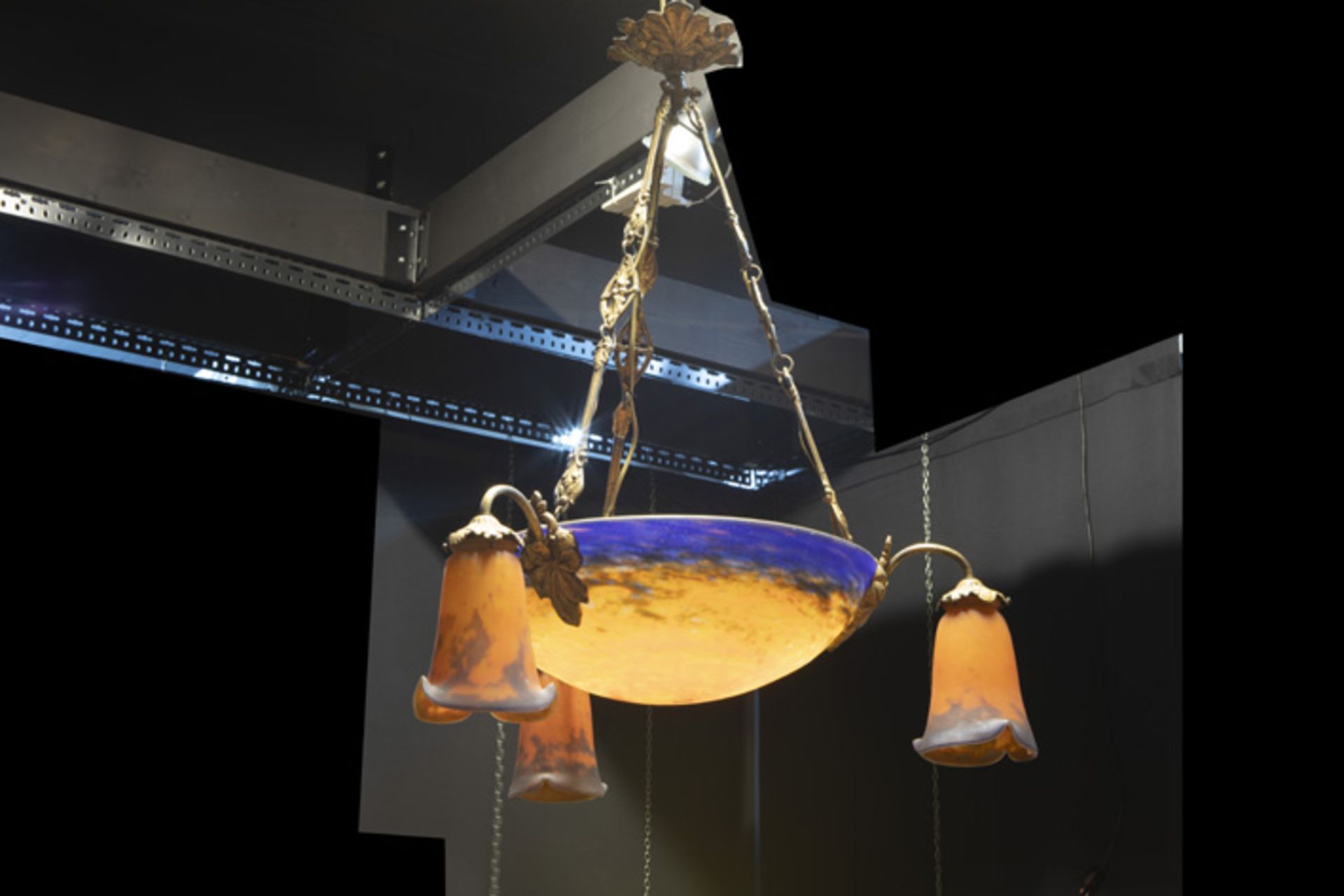 Müller frêres Lunéville signed Art Deco chandelier in gilded bronze and pâte de verre || MÜLLER