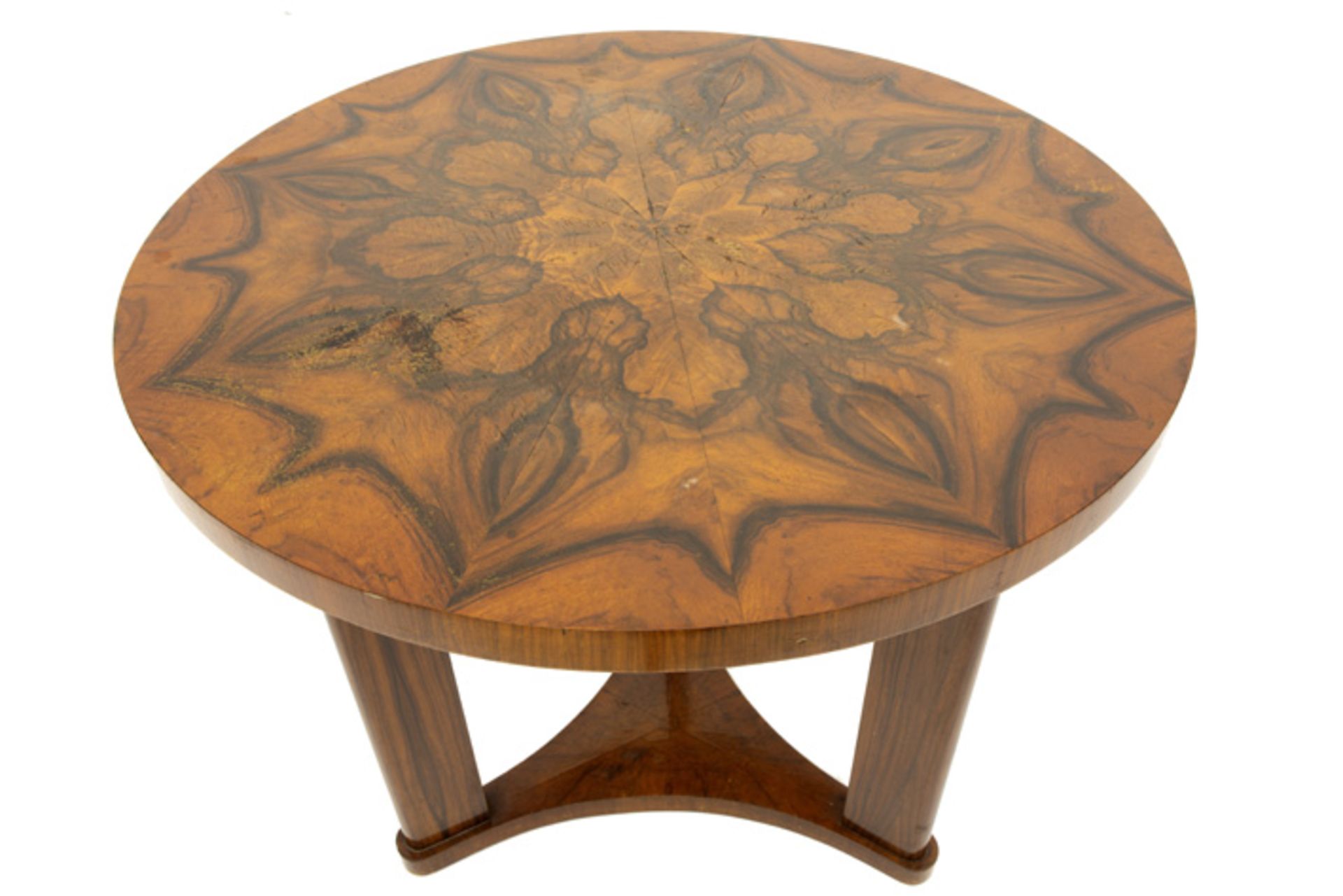 Belgian "De Coene" marked Art Deco fancy table in walnut with a round top || DE COENE WERKHUIZEN - - Image 2 of 3