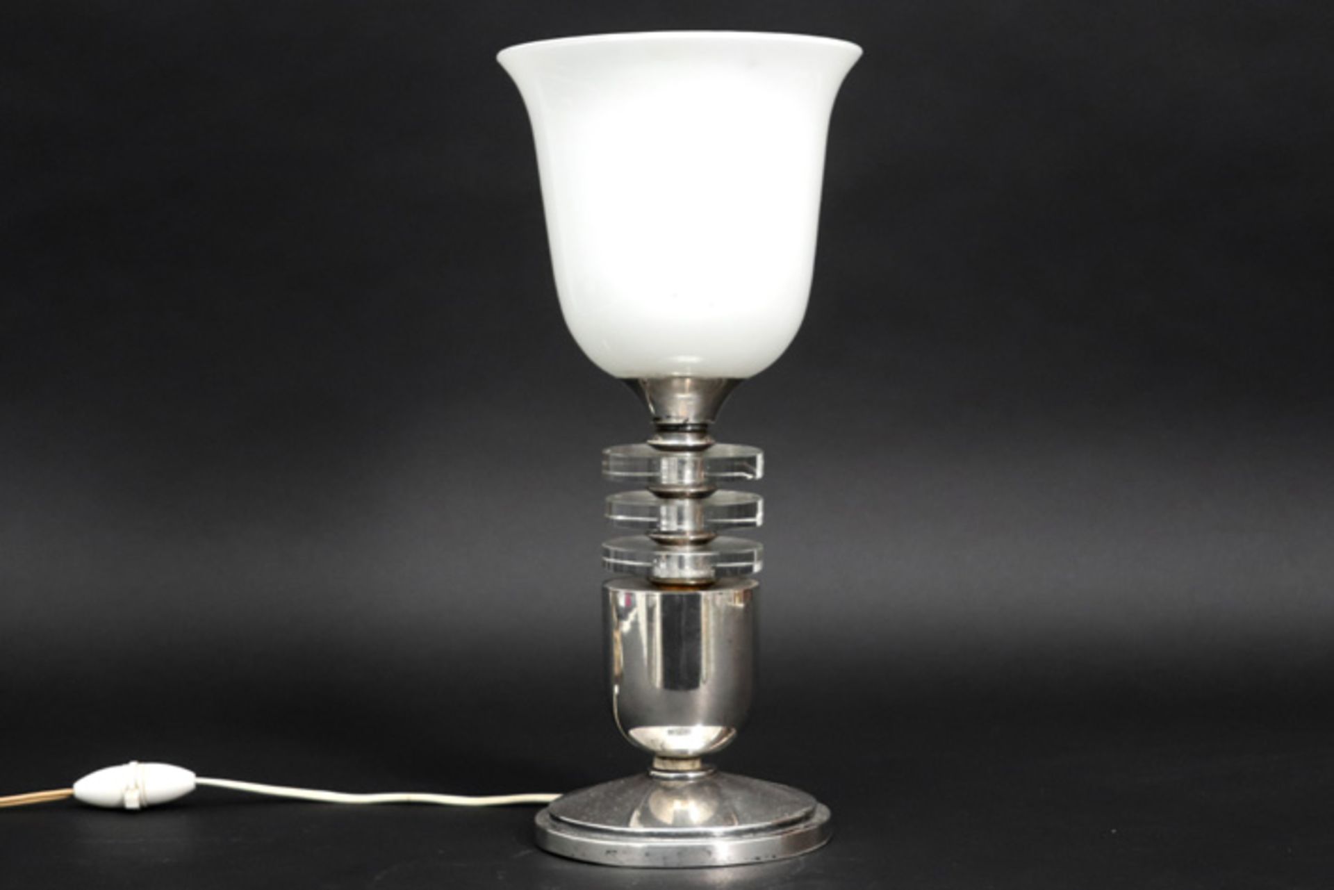 Belgian Art Deco lamp in silver (?) with its white glass shade || Belgische Art Deco-lamp met voet