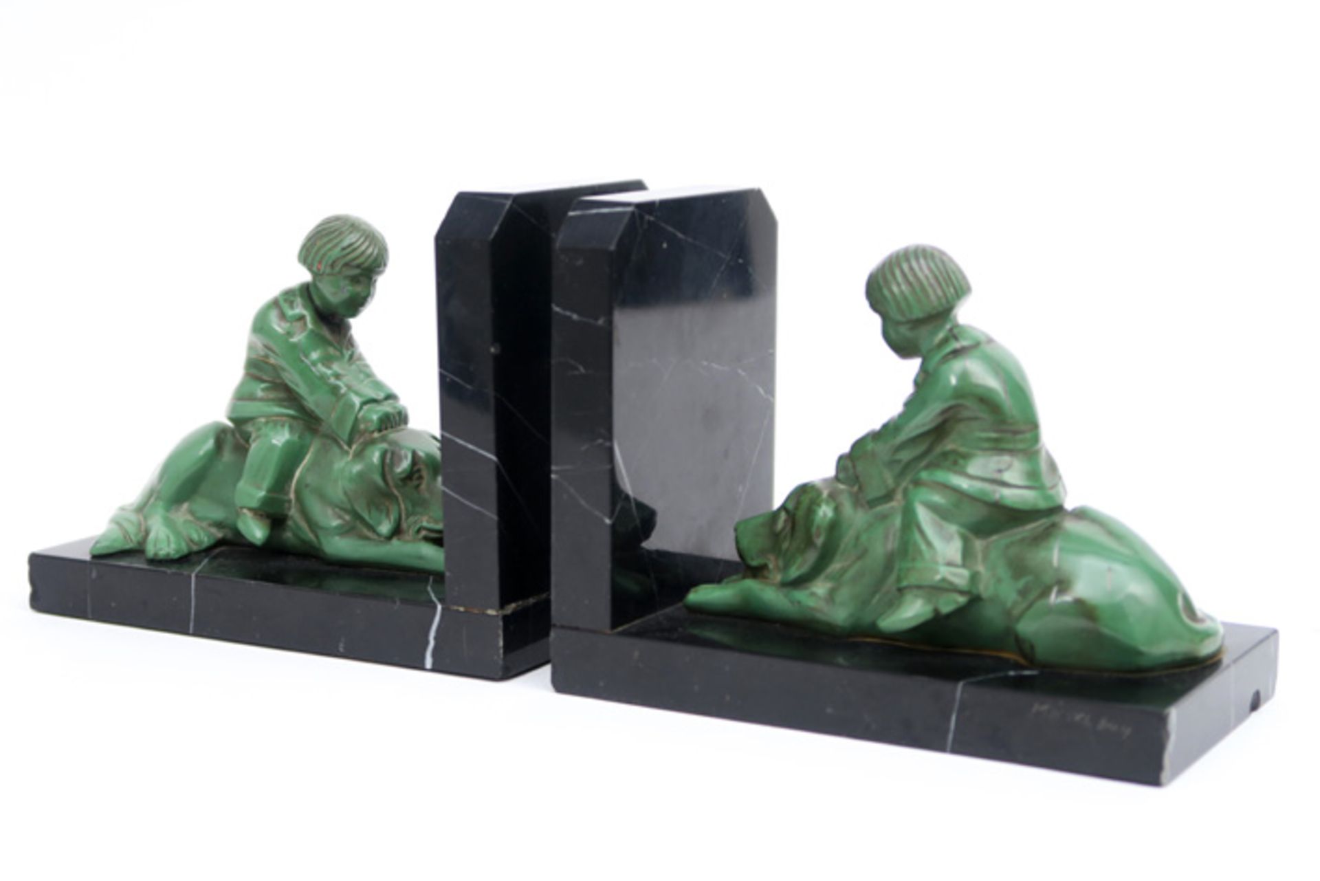 pair of "Martel" signed Art Deco book-ends in marmer each with a sculpture in metal with green - Bild 2 aus 4