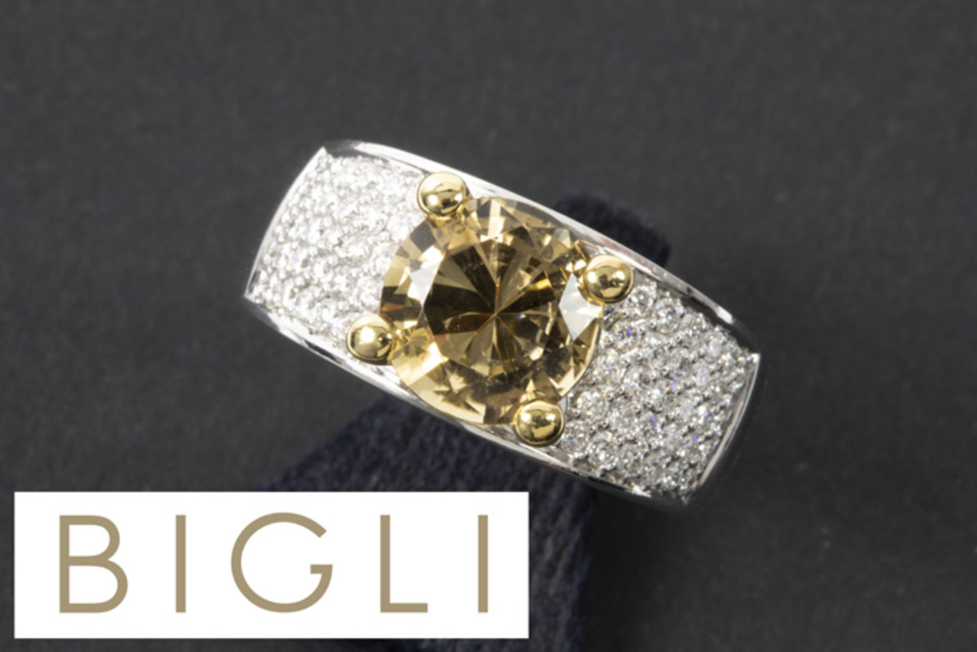 Bigli signed design ring in white gold (18 carat) with a ca 3,50 carat citrine with nice color and