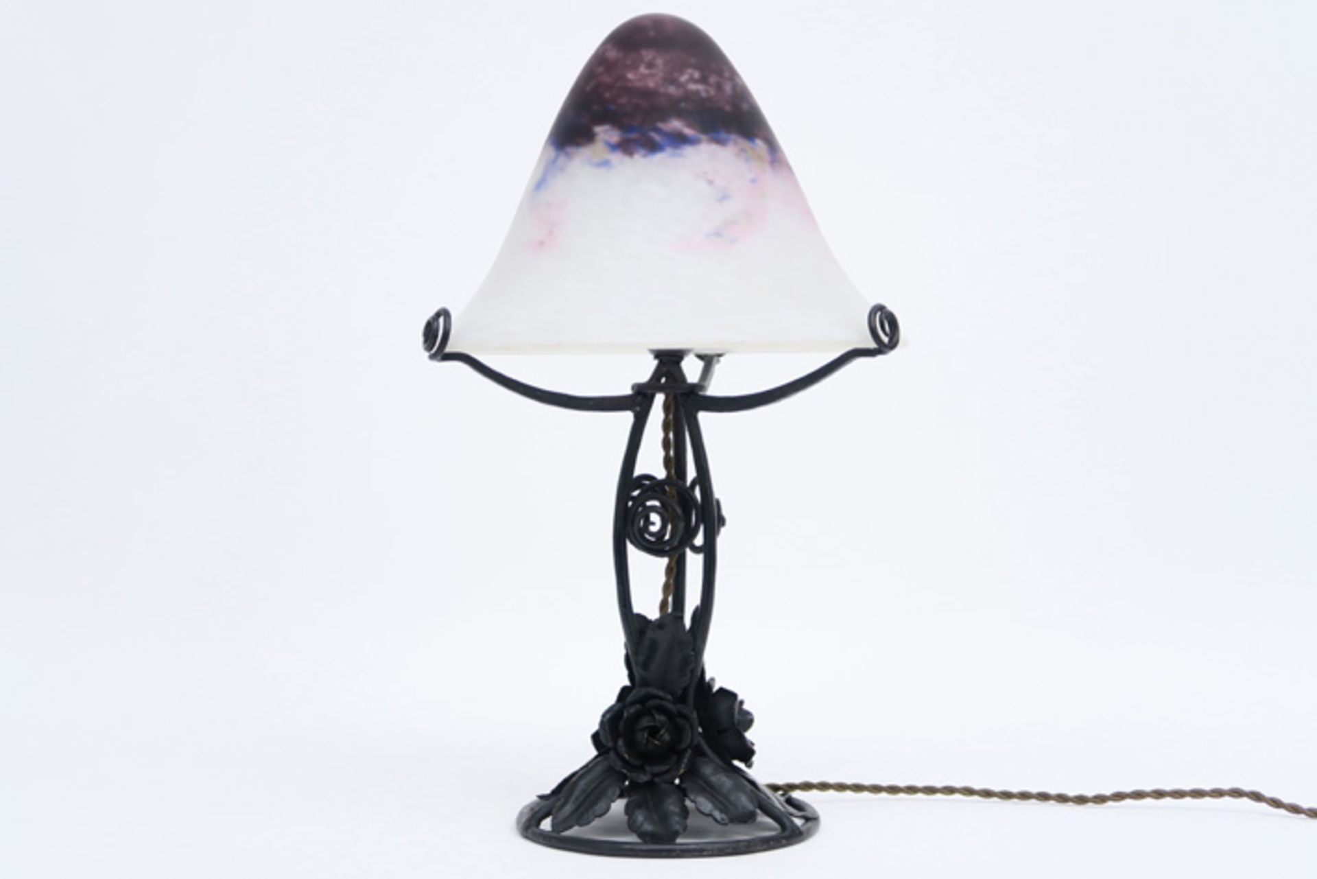 French Art Deco lamp in wrought iron and pâte de verre || Franse Art Deco-lamp met voet met