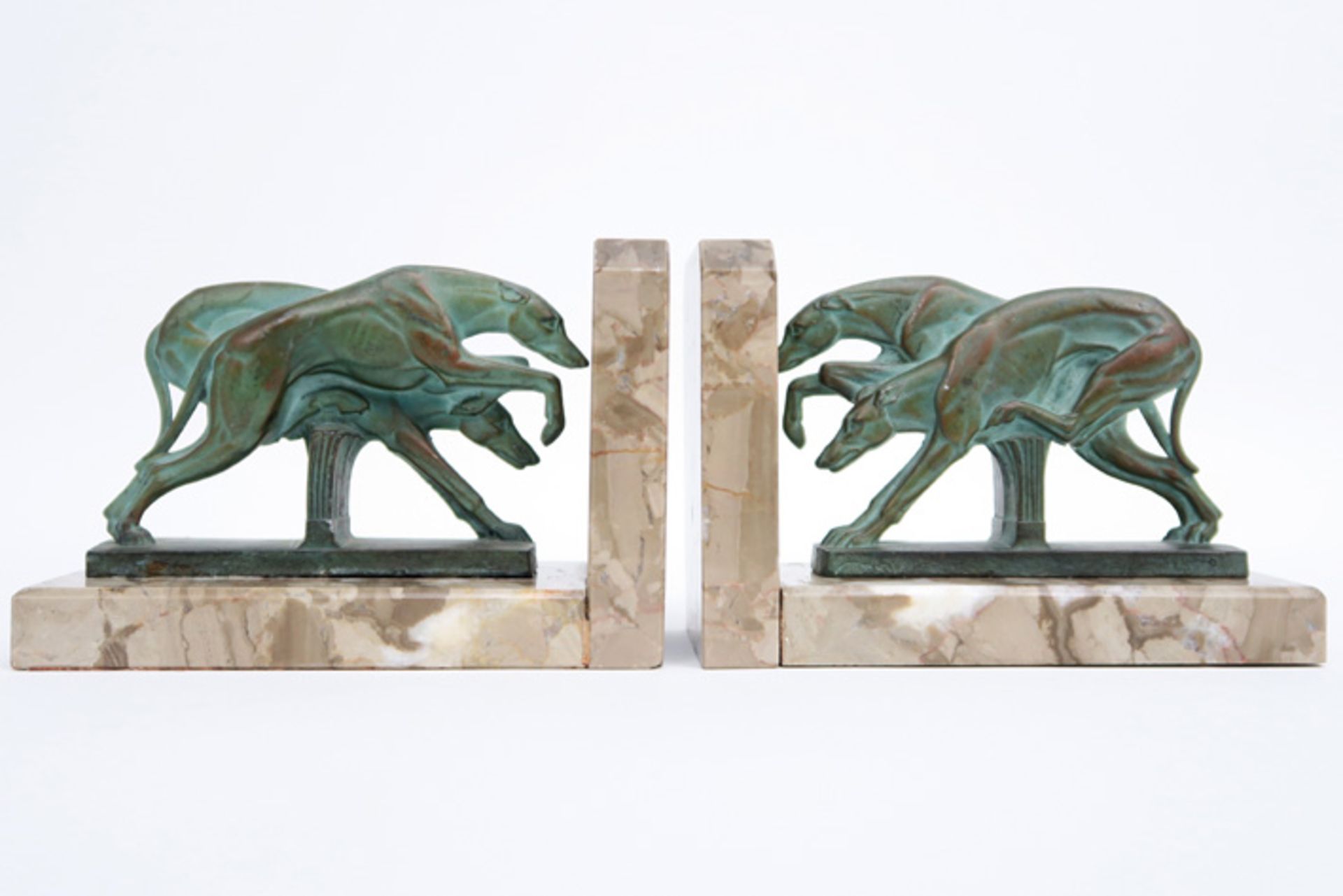 pair of French Art Deco book-ends in marble each with a patinated metal sculpture with greyhounds || - Bild 2 aus 2