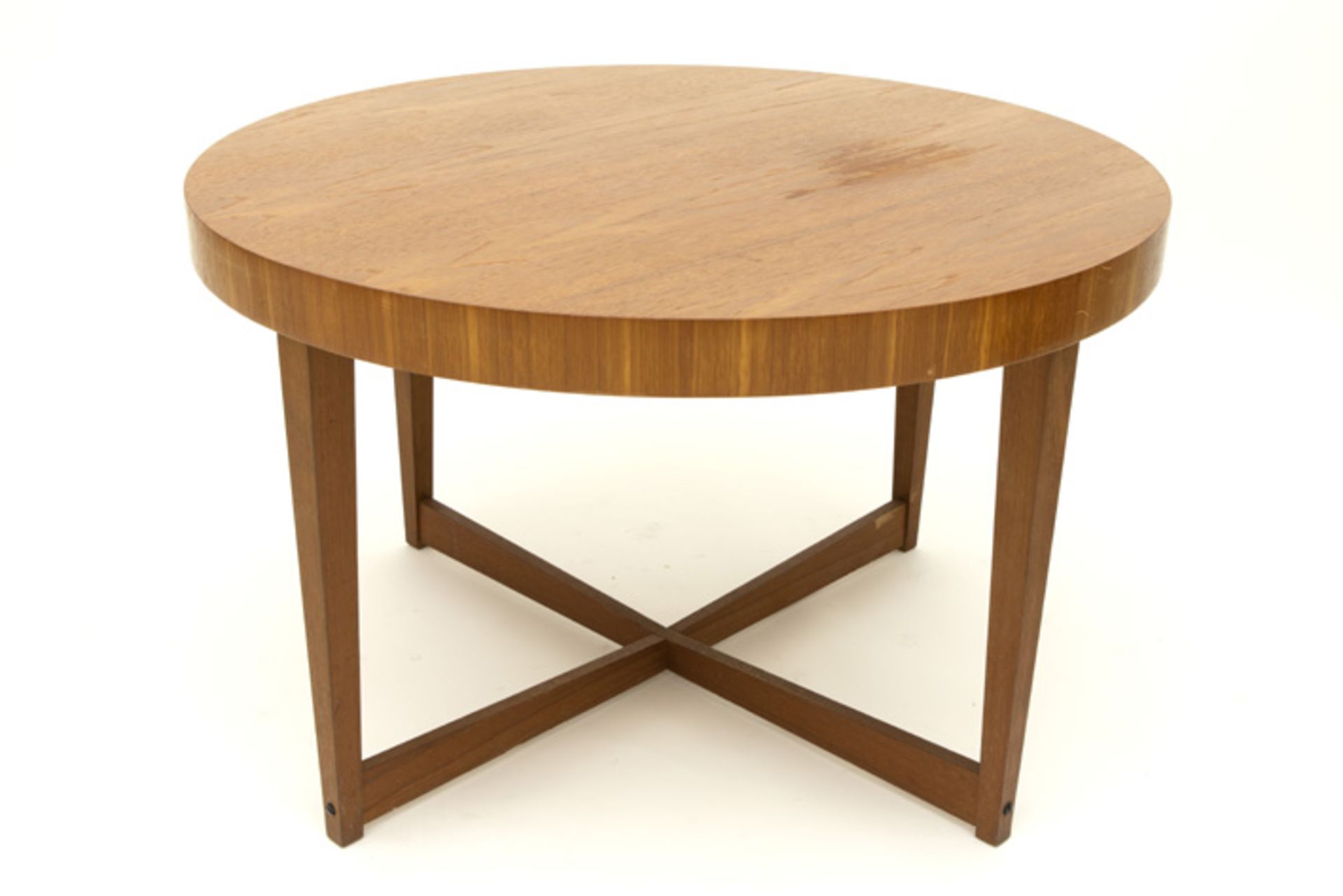 fifties' vintage fancy table with a round top || Vintage salontafel in mooi gevlamd hout met rond
