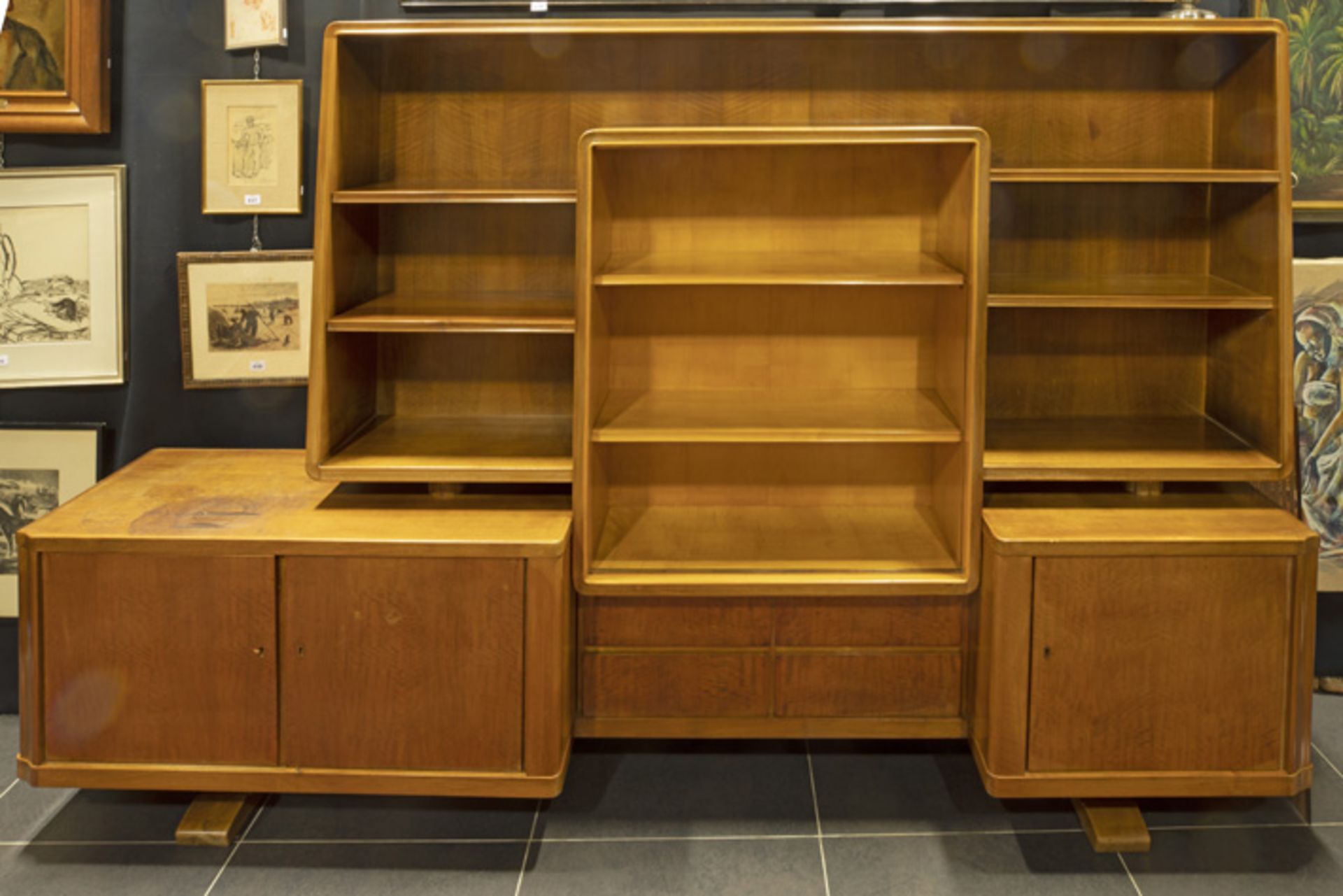 Art Deco suite in walnut with an elegant desk, a library bookcase with quite special design and a - Bild 5 aus 7