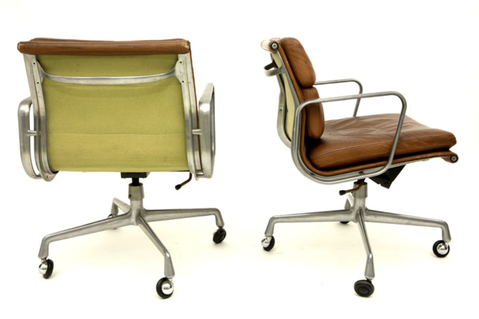 pair of Norwegian sixties' design armchairs in steel and leather - marked on the base || Paar Noorse - Image 2 of 3