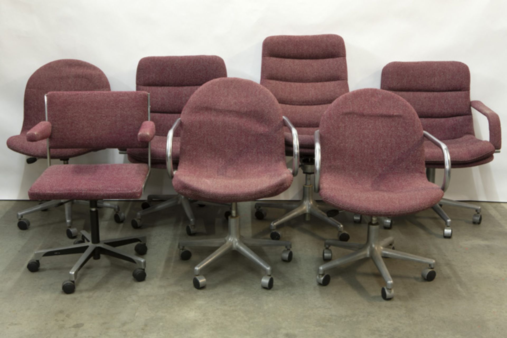 9 sixties' design desk chairs in steel - some are marked "Artifort" - Bild 2 aus 3