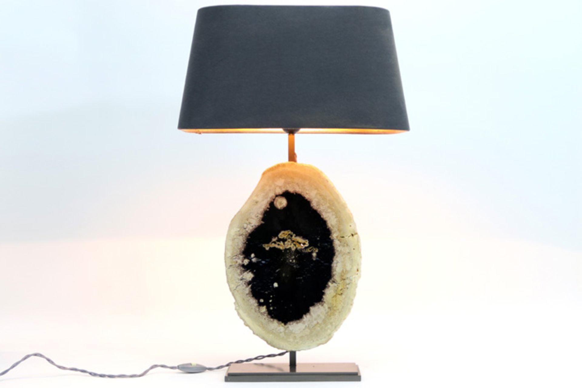 nineties' lamp in metal with a geode || Nineties' designlamp in metaal versierd met een geode -