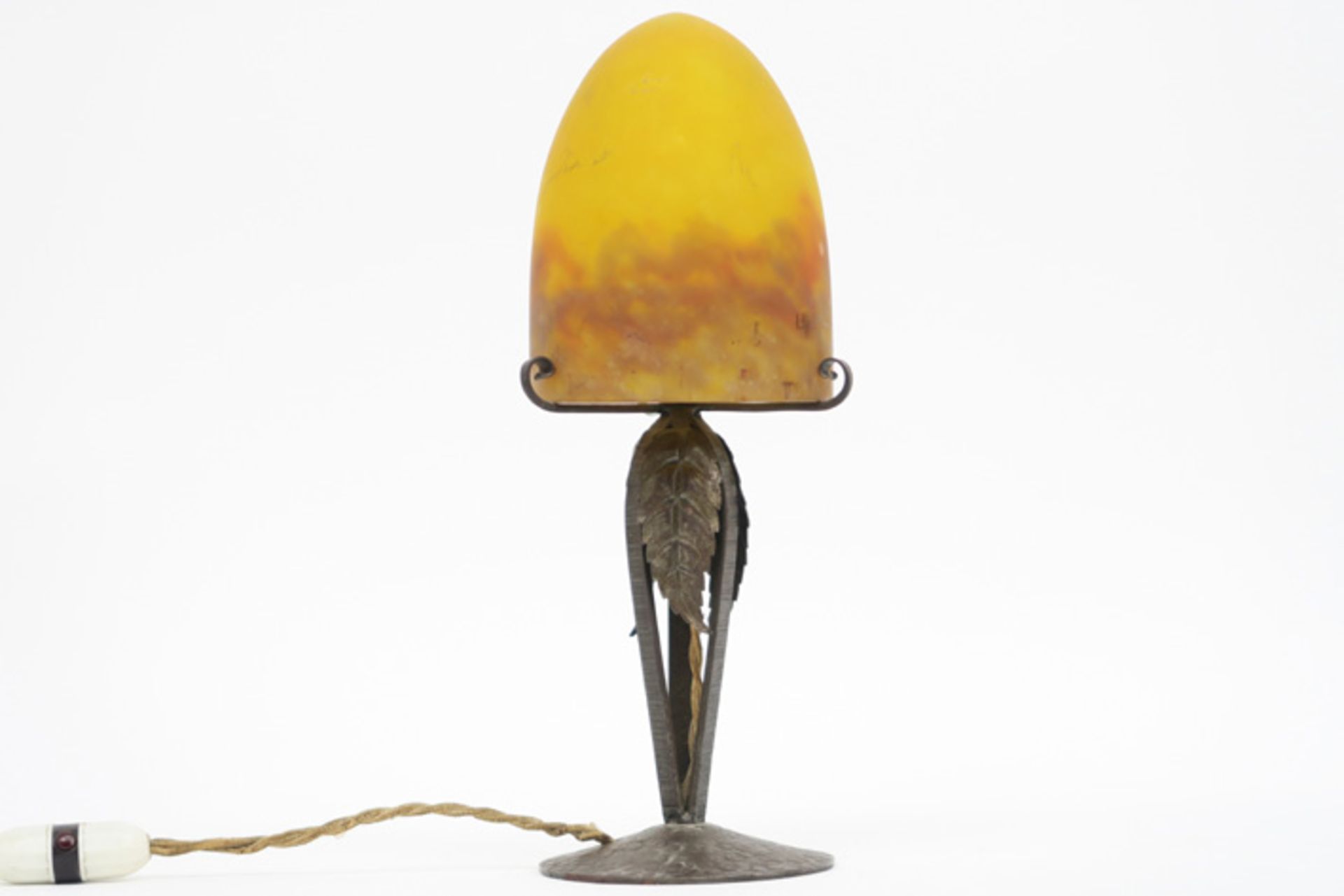 Müller frêre Lunéville signed Art Deco lamp in wrought iron and pâte de verre || MÜLLER frêres - Image 2 of 3