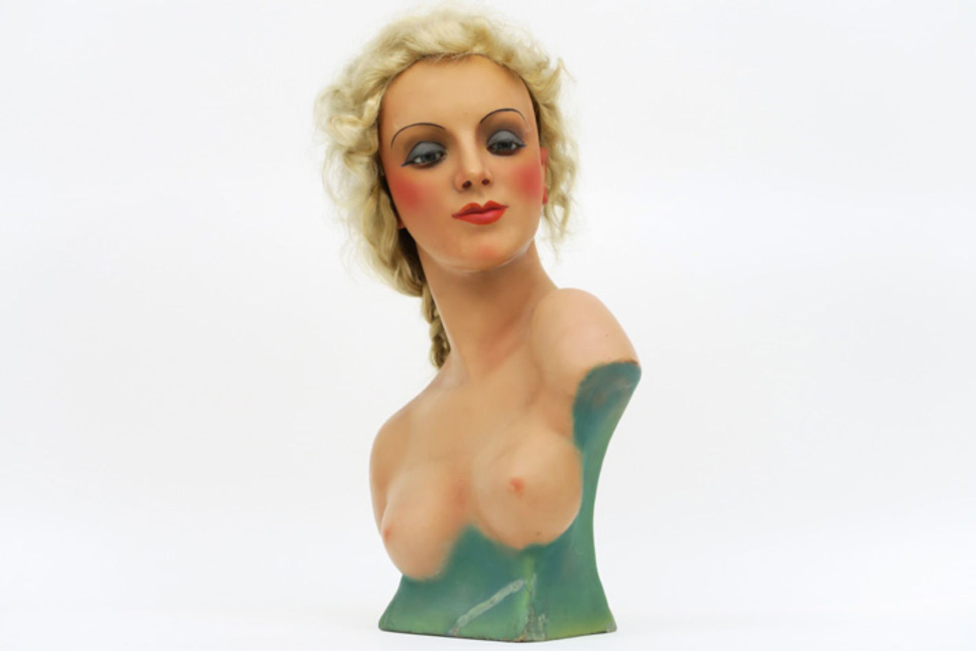 vintage window shop female bust with wig || Vintage etalagepop in papier mâché : buste van een jonge - Image 3 of 5