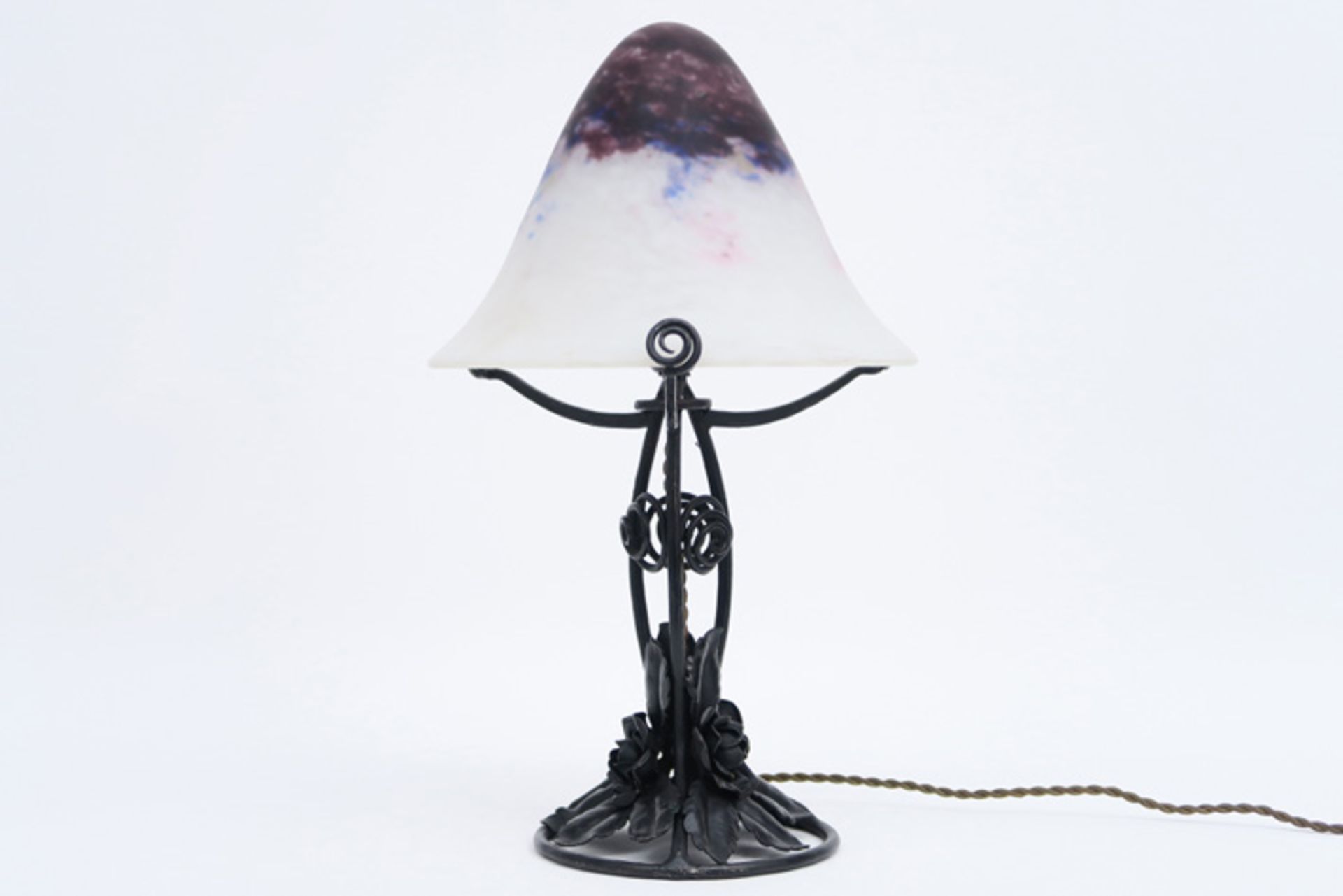 French Art Deco lamp in wrought iron and pâte de verre || Franse Art Deco-lamp met voet met - Image 2 of 2