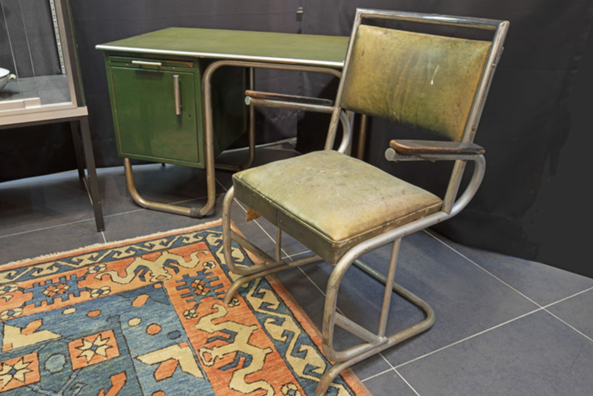 small Art Deco desk in chromed and painted metal and a chair || Art Deco-bureatuje met gechromeerd