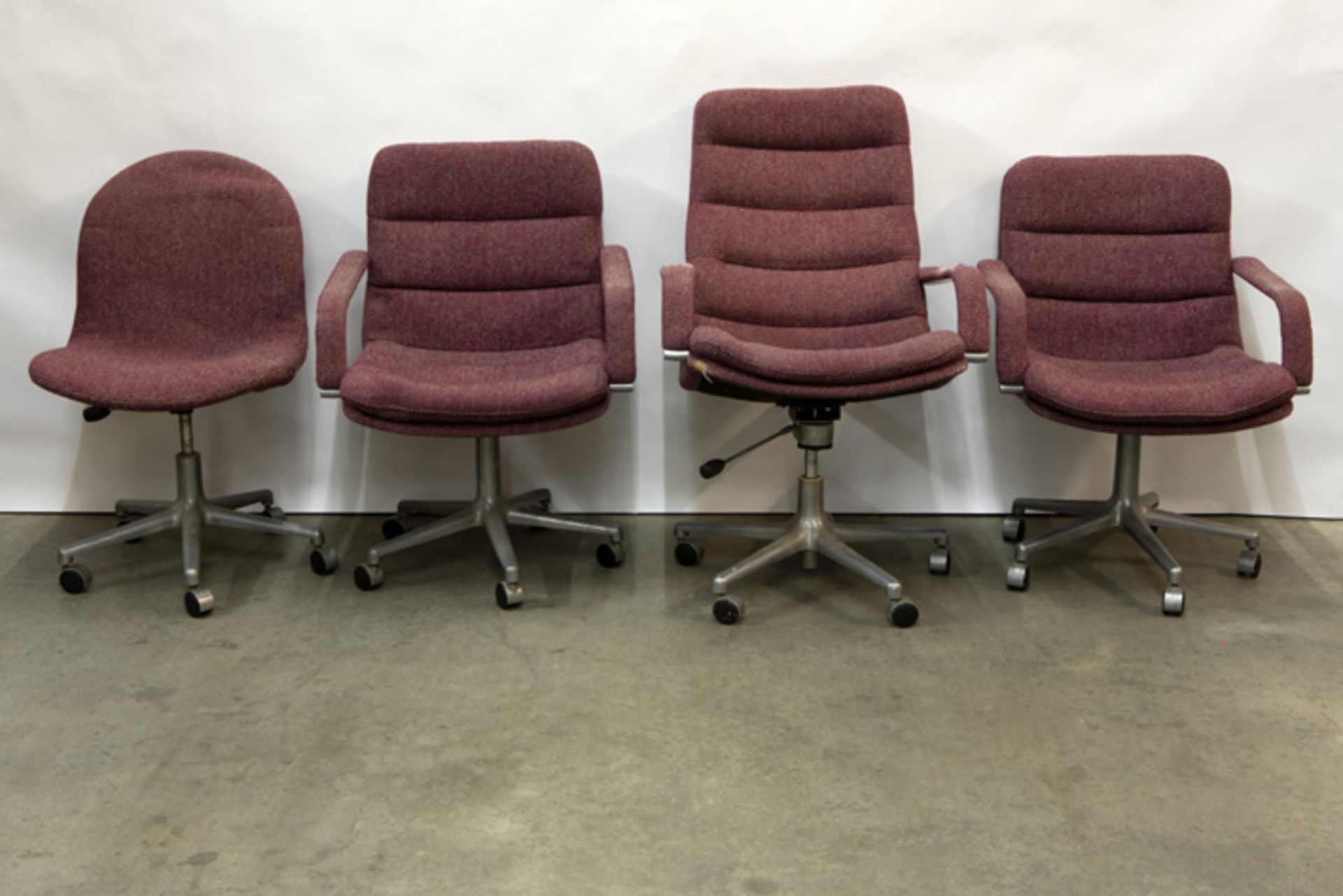9 sixties' design desk chairs in steel - some are marked "Artifort" - Bild 3 aus 3