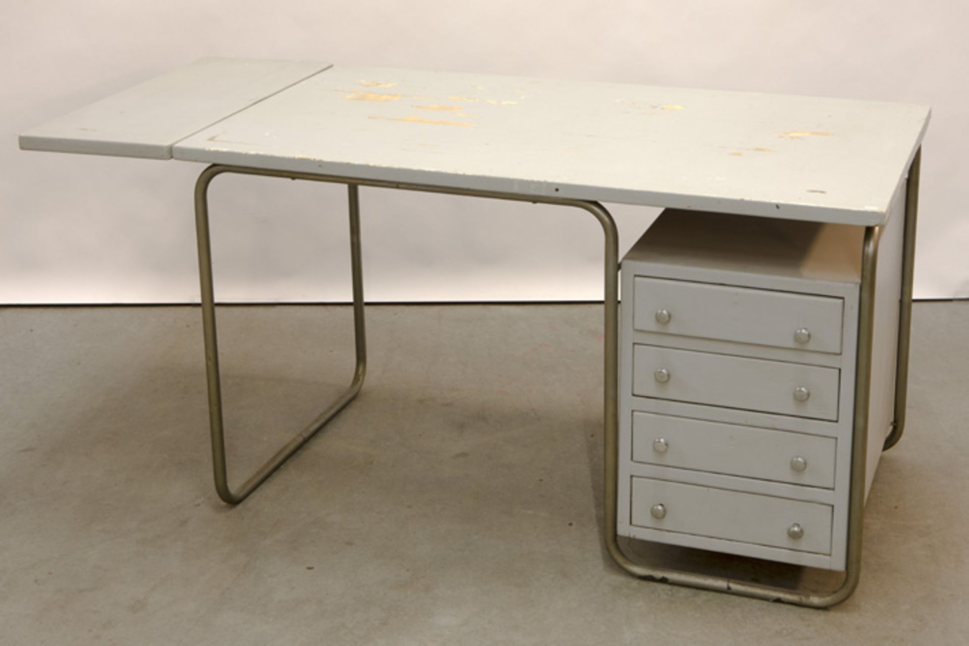 small Art Deco desk in chromed metal and painted wood || Art Deco-bureautje met buizenstel in chroom