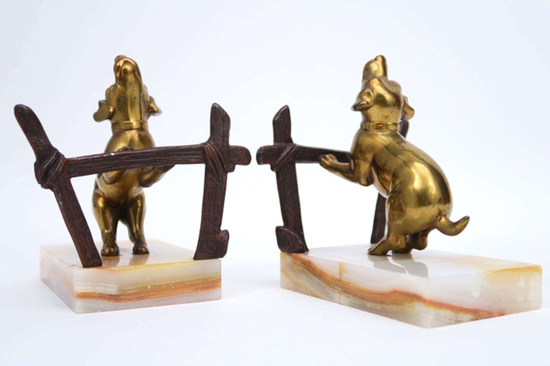 pair of French Art Deco bookstands each with a gilded dog sculpture on its onyx base || Paar Frans - Image 3 of 3