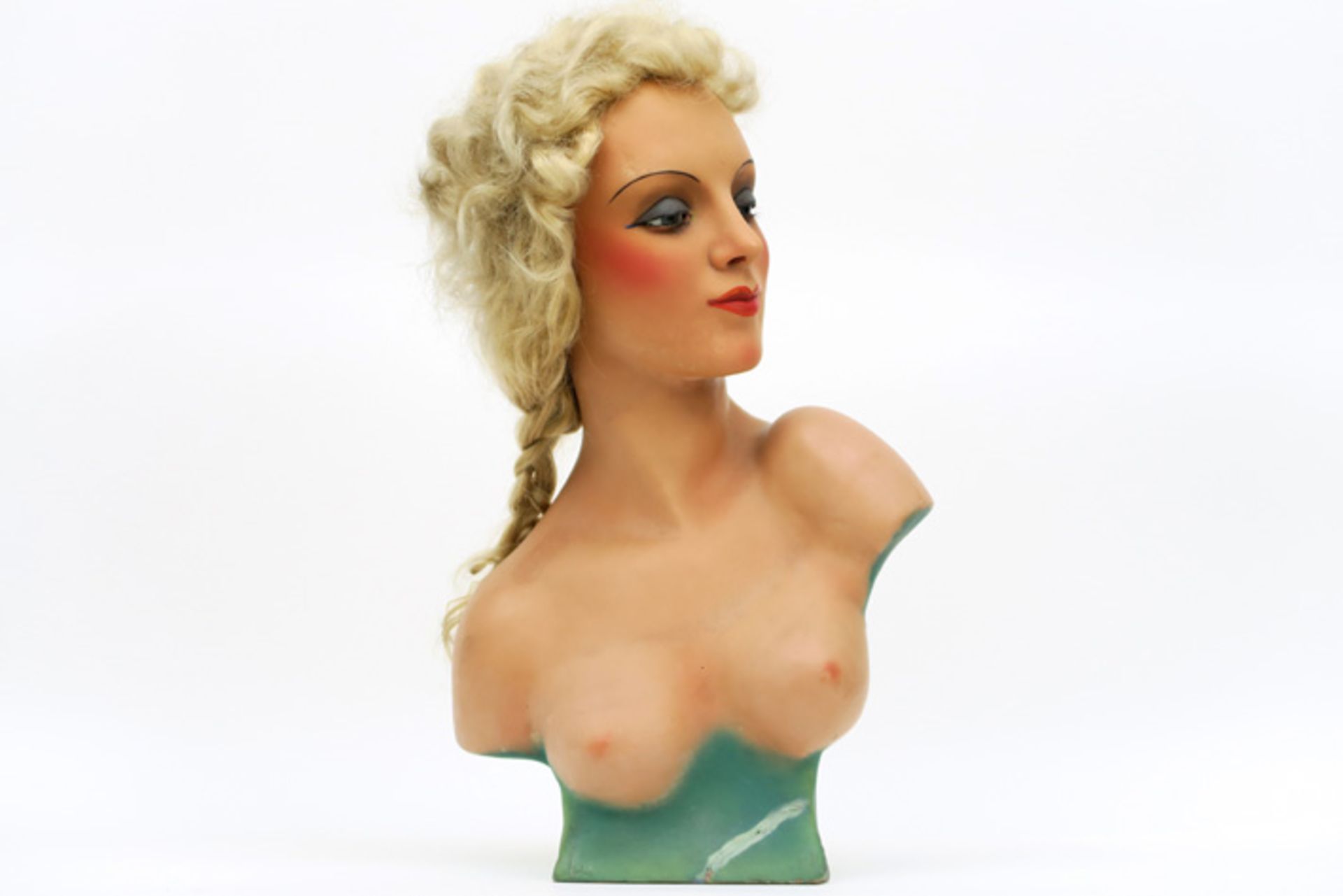 vintage window shop female bust with wig || Vintage etalagepop in papier mâché : buste van een jonge