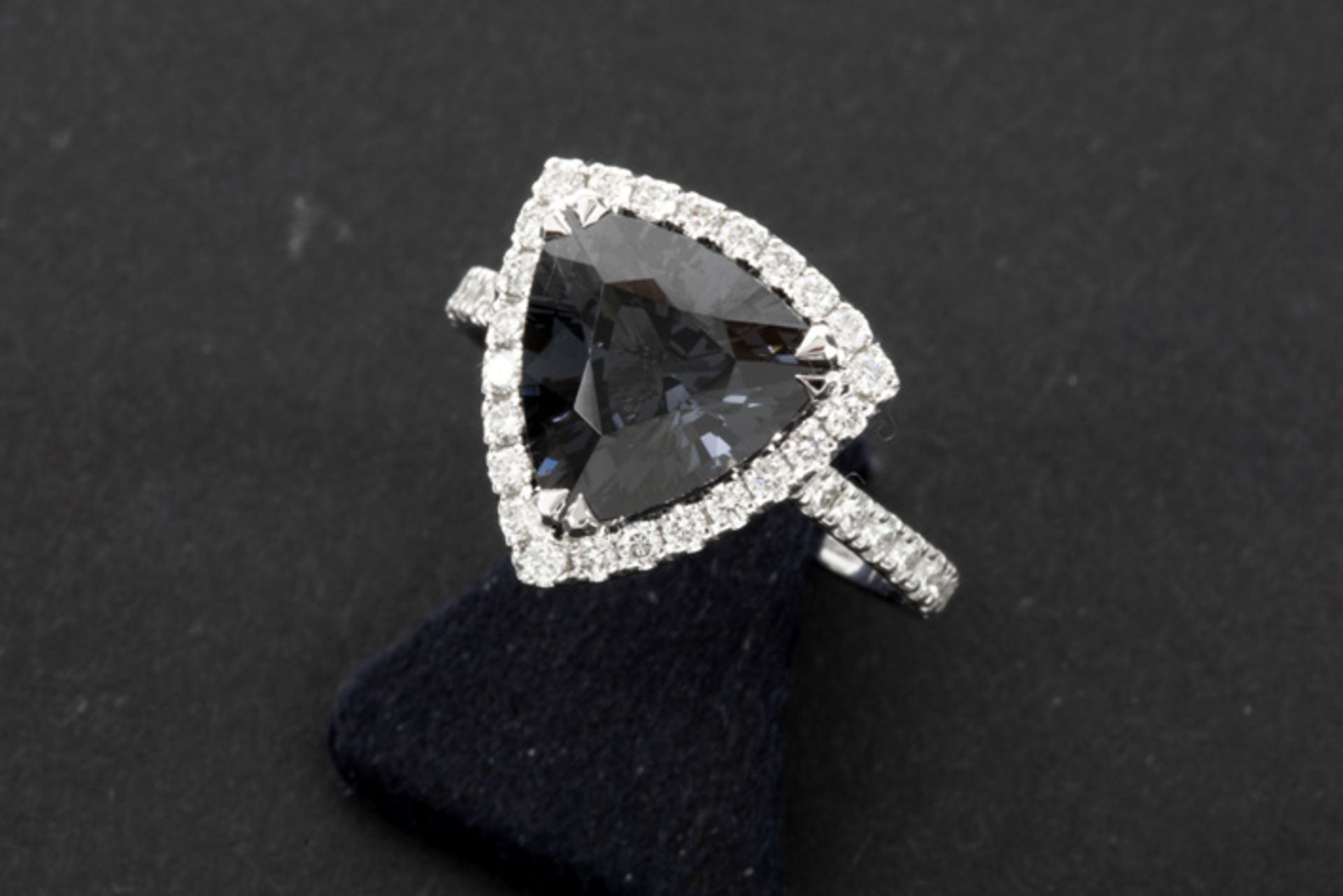 ring in white gold (18 carat) with a quite rare natural 3,29 carat black spinel surrounded by 0,69