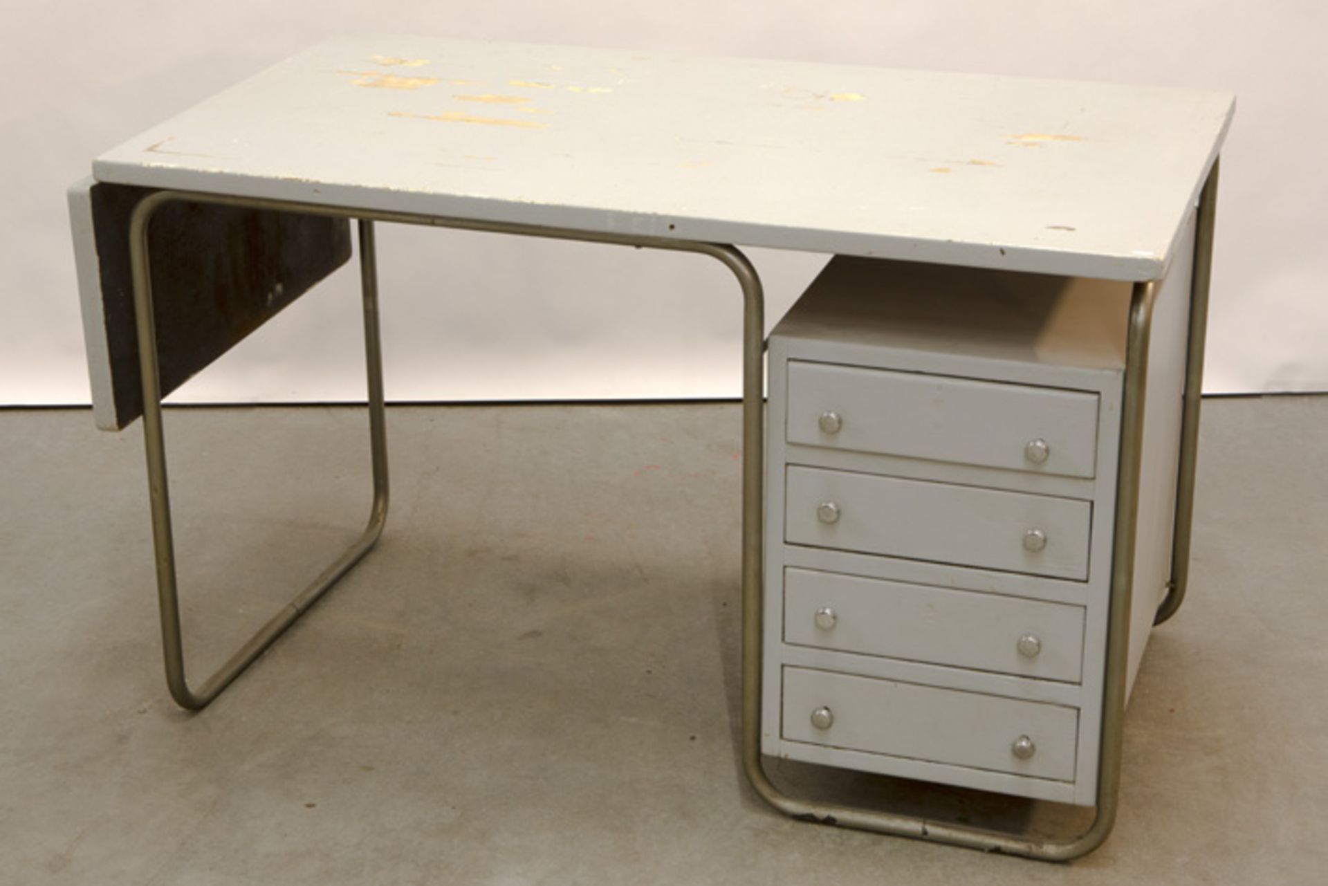 small Art Deco desk in chromed metal and painted wood || Art Deco-bureautje met buizenstel in chroom - Image 2 of 2