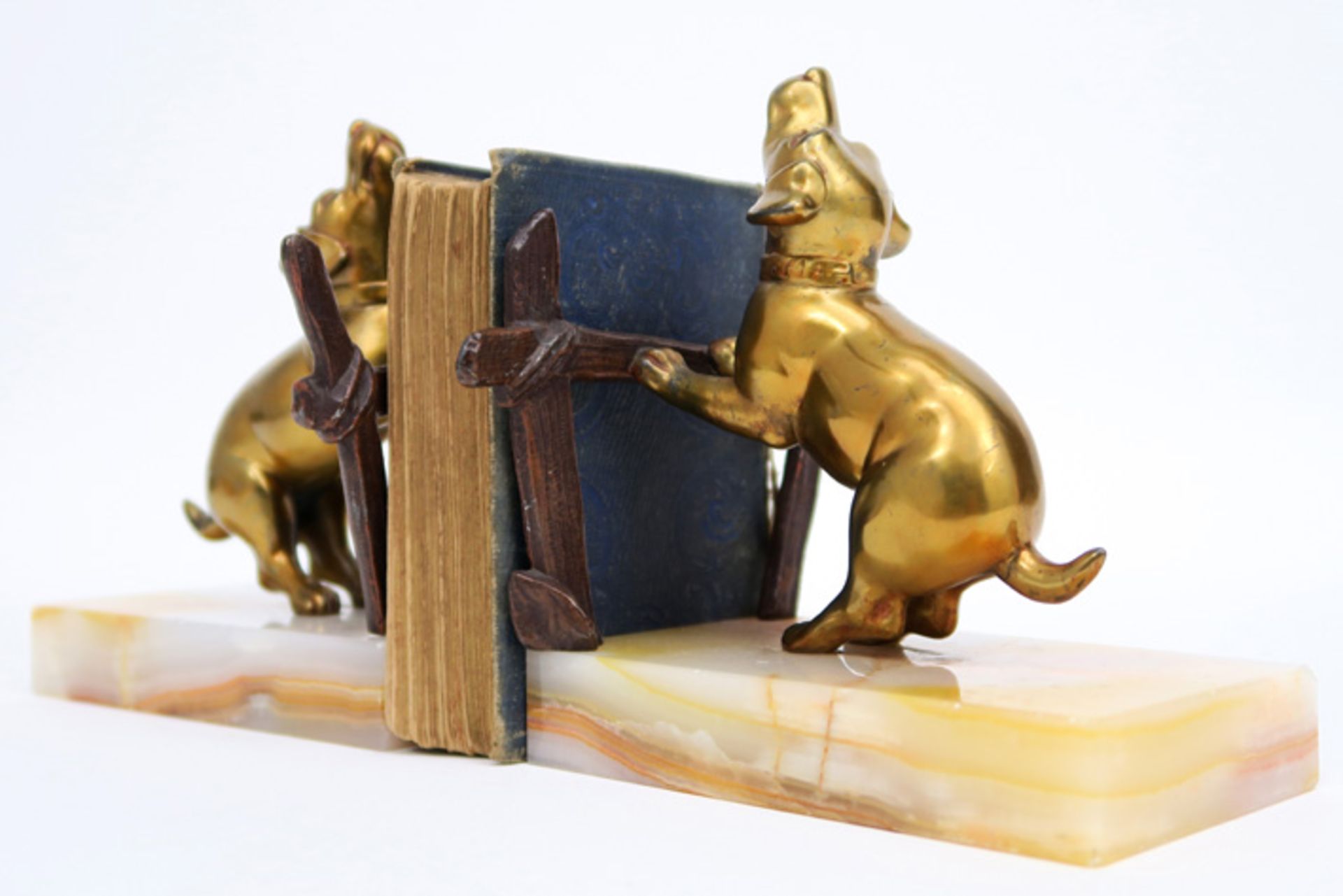 pair of French Art Deco bookstands each with a gilded dog sculpture on its onyx base || Paar Frans - Image 2 of 3