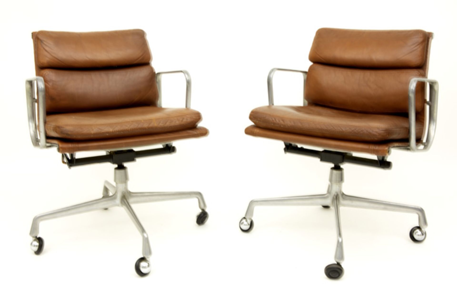 pair of Norwegian sixties' design armchairs in steel and leather - marked on the base || Paar Noorse