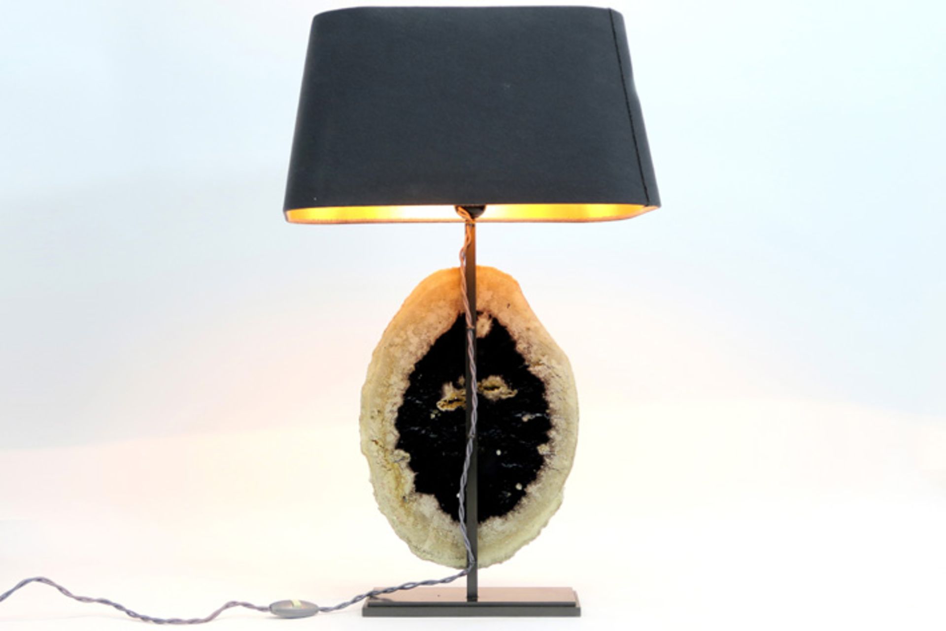 nineties' lamp in metal with a geode || Nineties' designlamp in metaal versierd met een geode - - Image 2 of 2