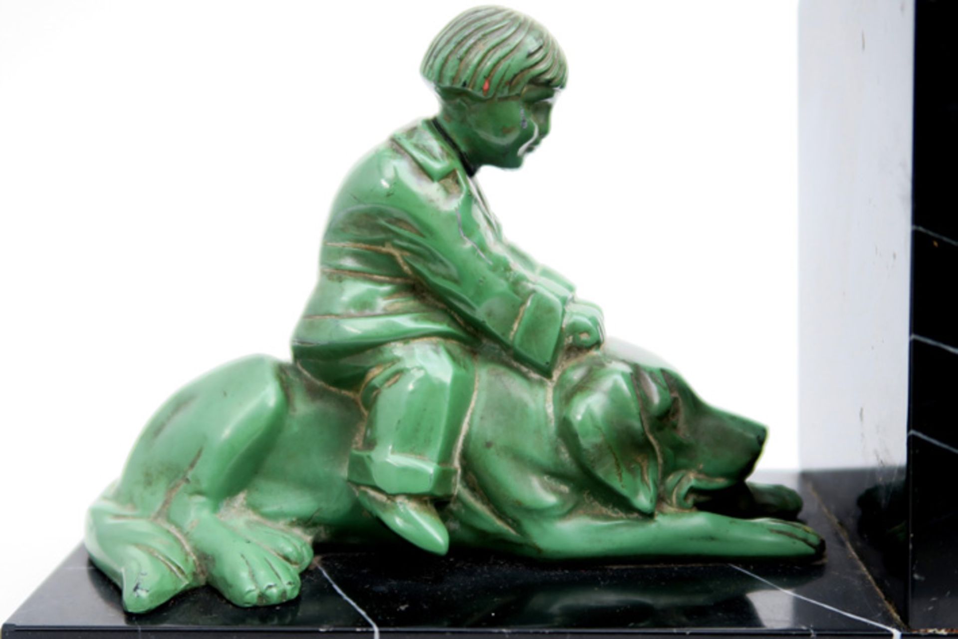 pair of "Martel" signed Art Deco book-ends in marmer each with a sculpture in metal with green - Bild 3 aus 4