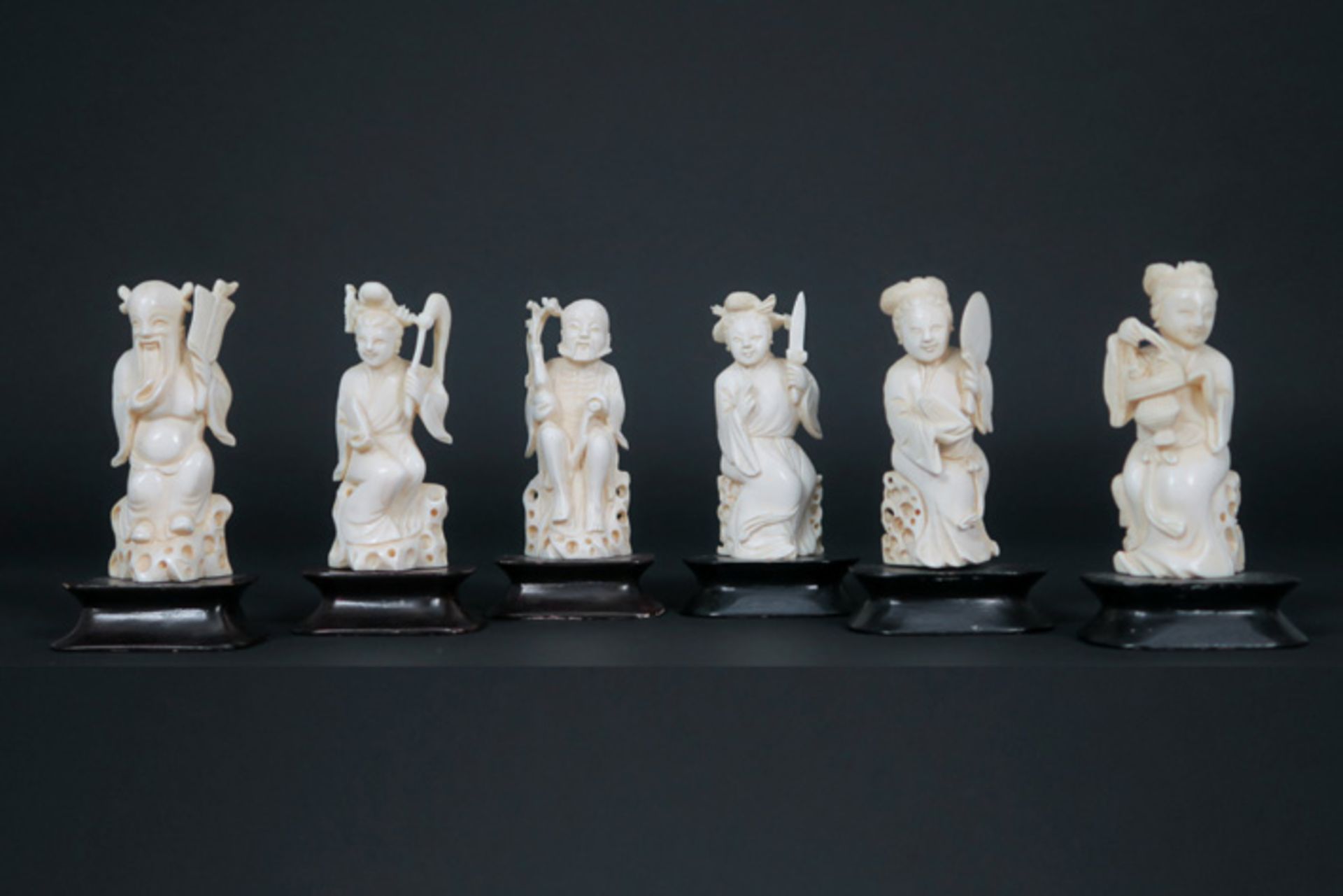 series of six old Chinese sculptures in ivory || Reeks van zes oude, kleine Chinese sculpturen in