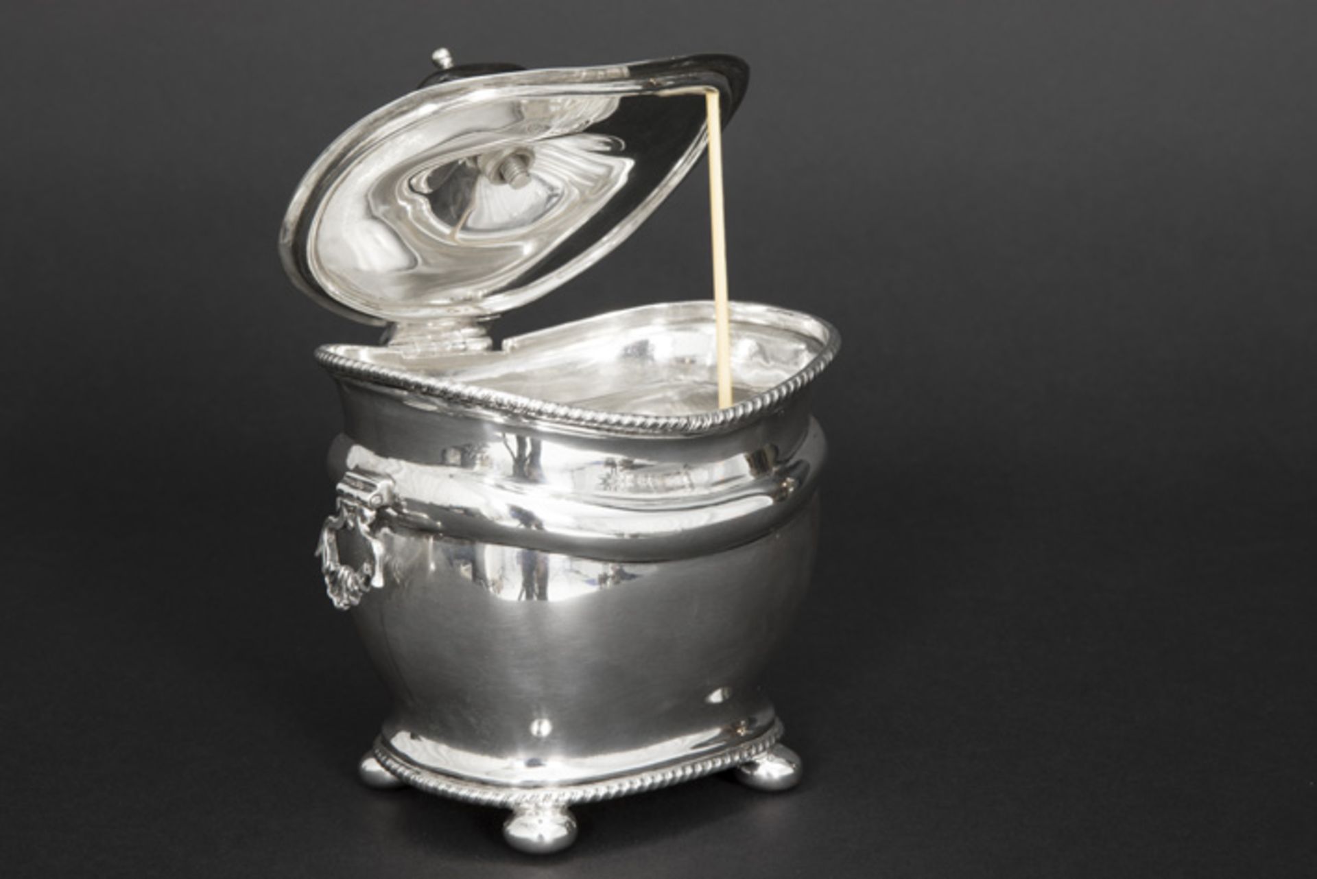 antique neoclassical tea box in marked and "Goldsmiths and Silversmiths" signed silver || GOLDSMITHS - Image 2 of 4