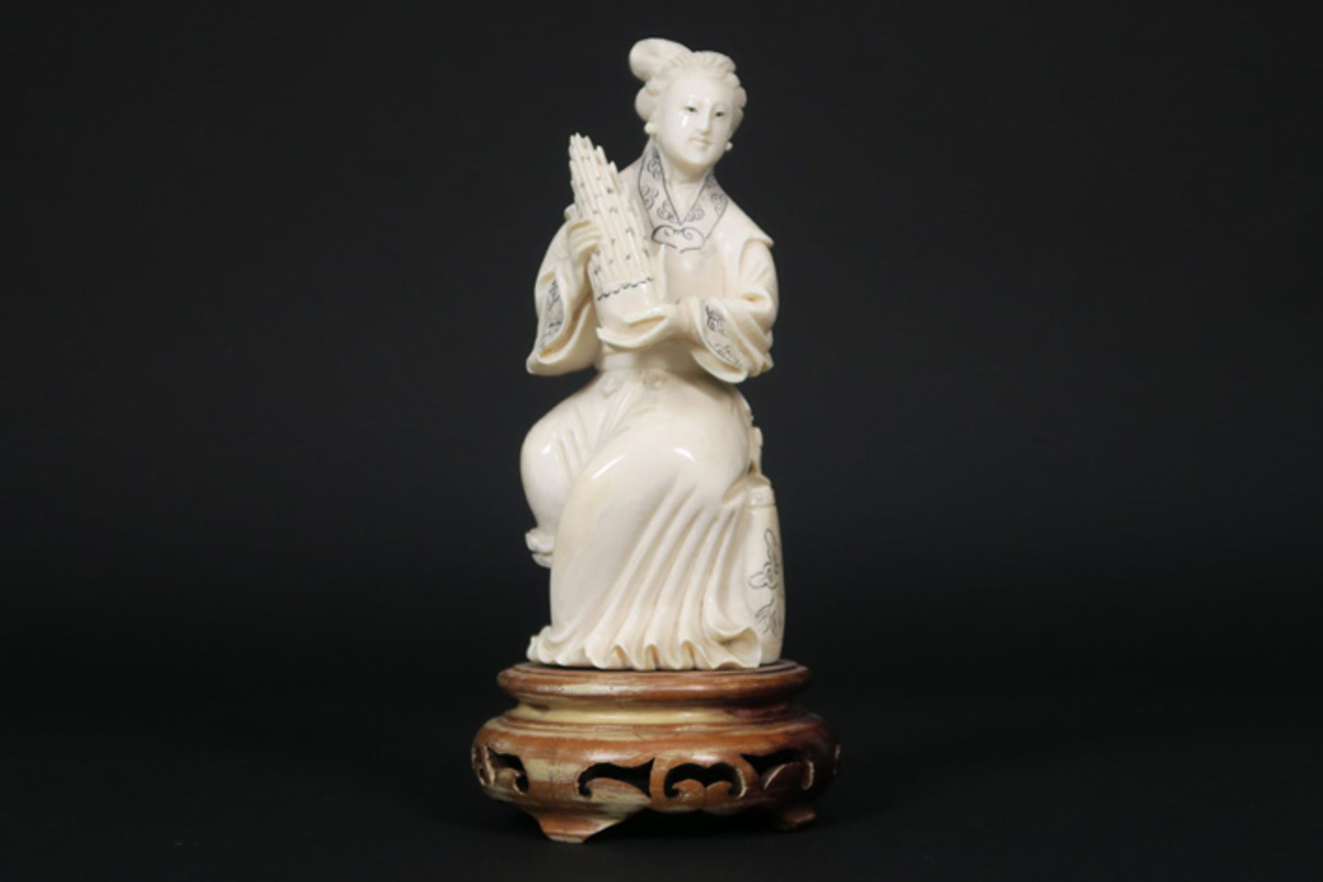 Chinese "Court Lady" sculpture in ivory || Chinese sculptuur in ivoor met de voorstelling van een