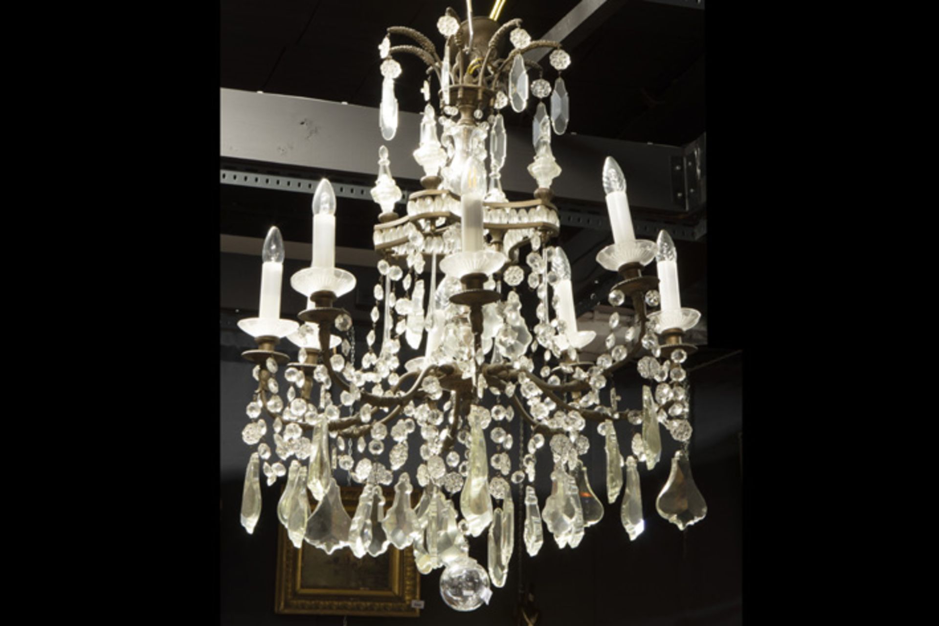 old neoclassical chandelier in bronze and crystal || Mooie oude neoclassicistische luster in brons