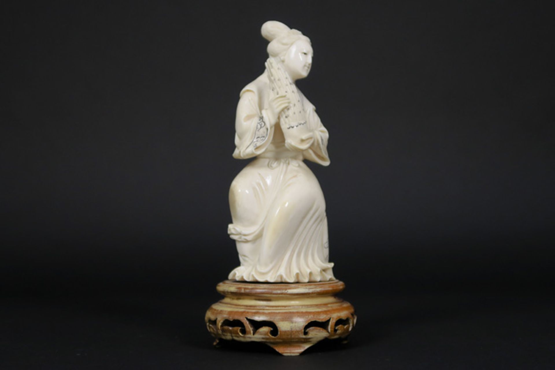 Chinese "Court Lady" sculpture in ivory || Chinese sculptuur in ivoor met de voorstelling van een - Image 2 of 4