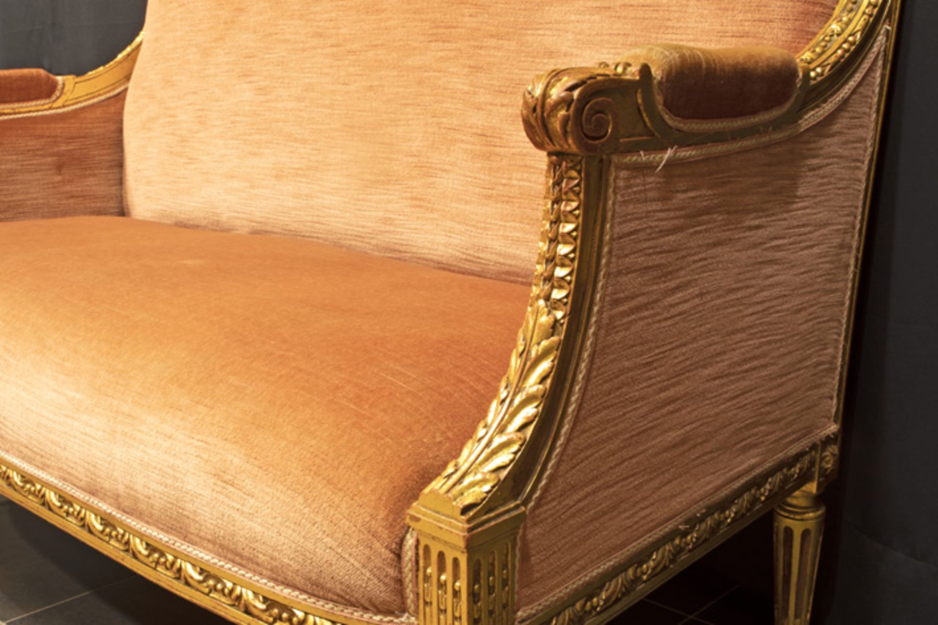'antique' neoclassical settee in sculpted and gilded wood || 'Antieke' neoclassicistische - Image 3 of 3